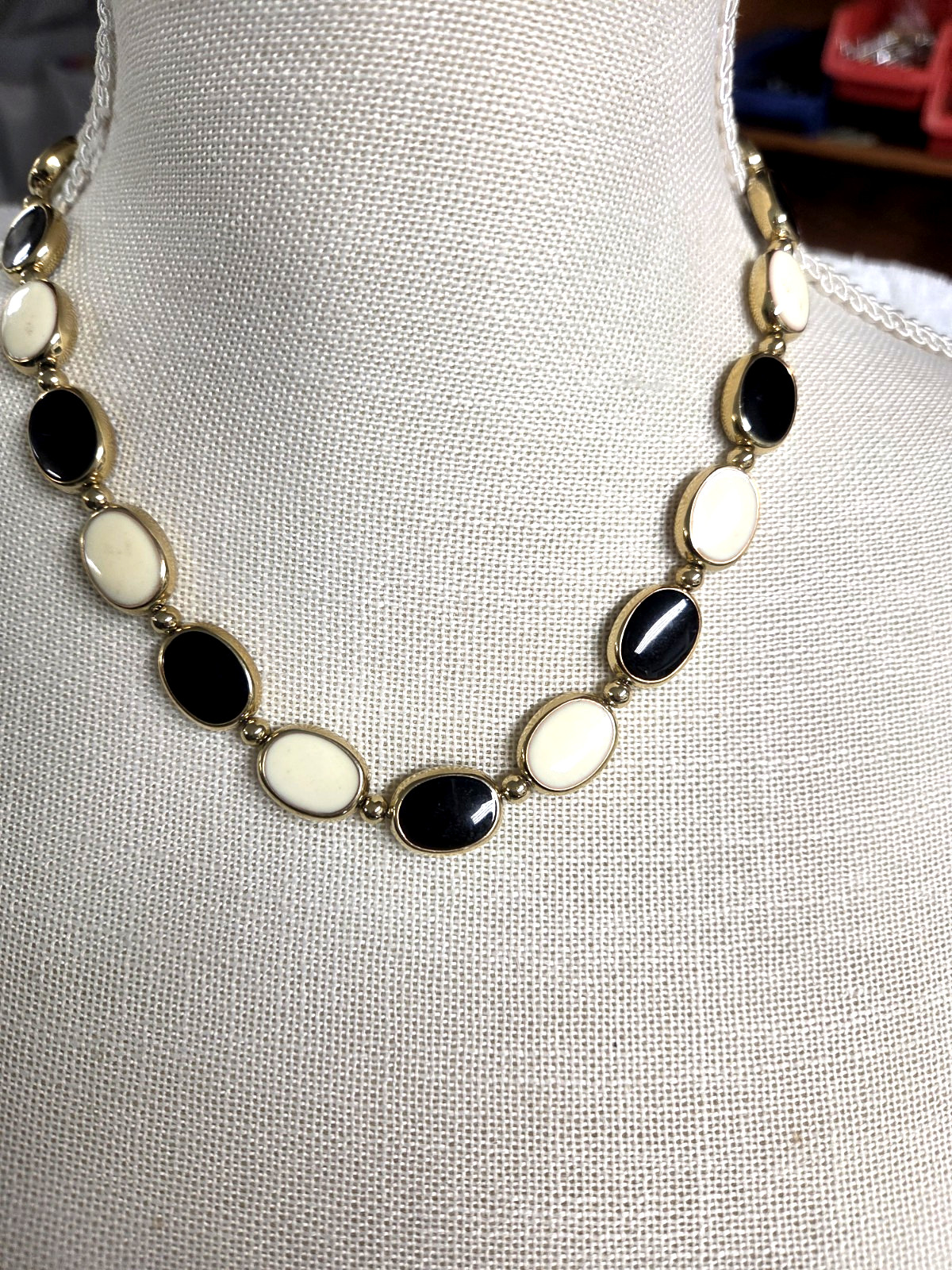 Vtg gold tone chain strung black cream 2 sided Necklace