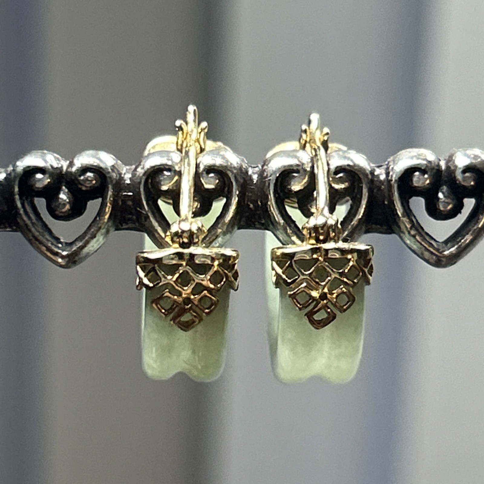 36. Vintage 14K Yellow Gold Light Green Jade Hoop Snap Earrings 17.4mm, 5.3g