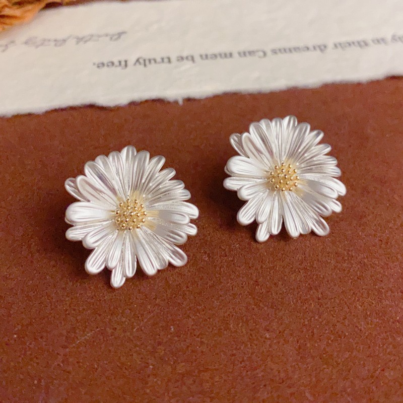 Summer Daisy Stud Earrings Metal Flower Simple Design Jewelry Women
