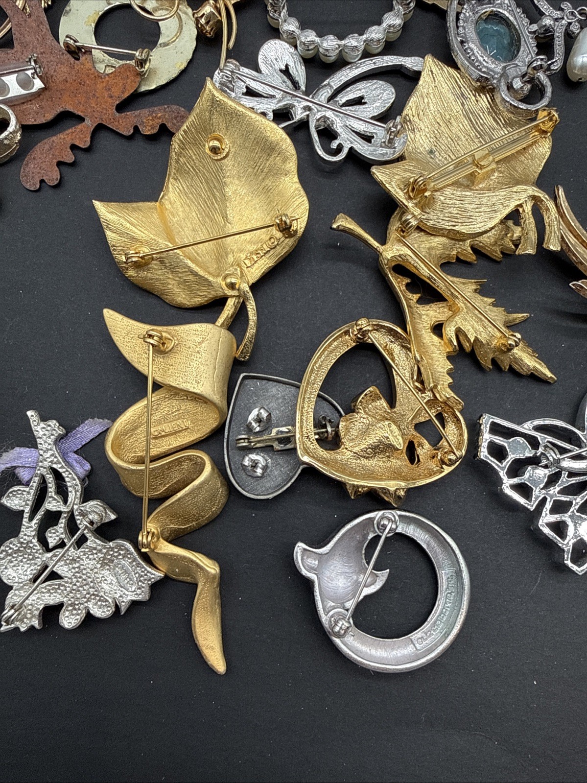 Lot Of 132 Brooches Pins – Many Signed – Silver Gold Tone Wholesale Resell J108b