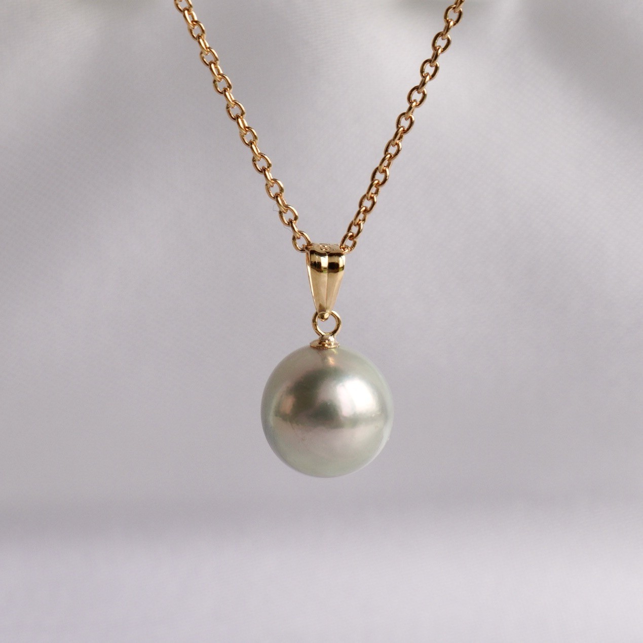 High Luster 8.7mm Round Silver-Rose Japanese Akoya Pearl Pendant 18K Yellow Gold