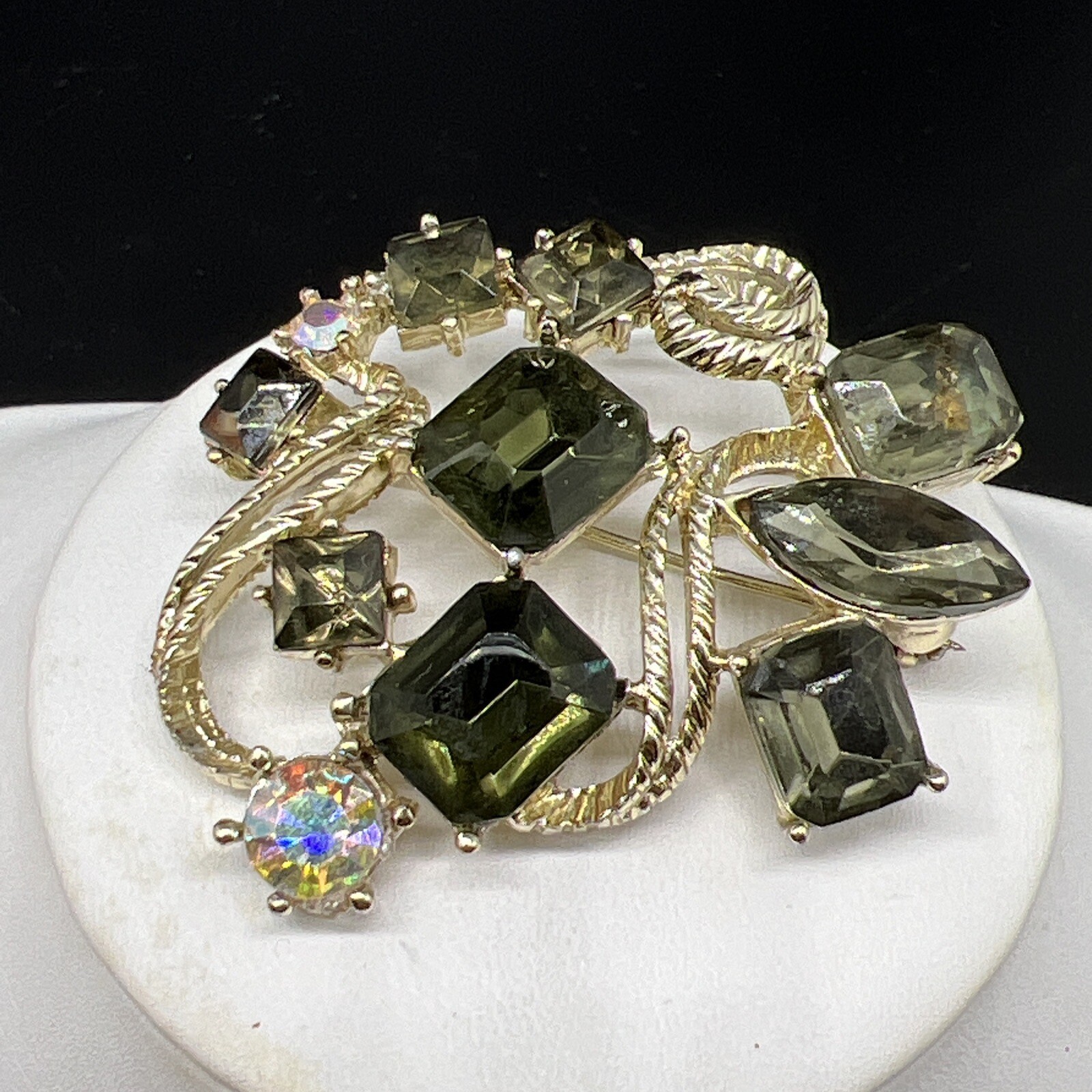 VINTAGE GREEN AB RHINESTONE GOLDTONE 1.8” BROOCH PIN (6638)