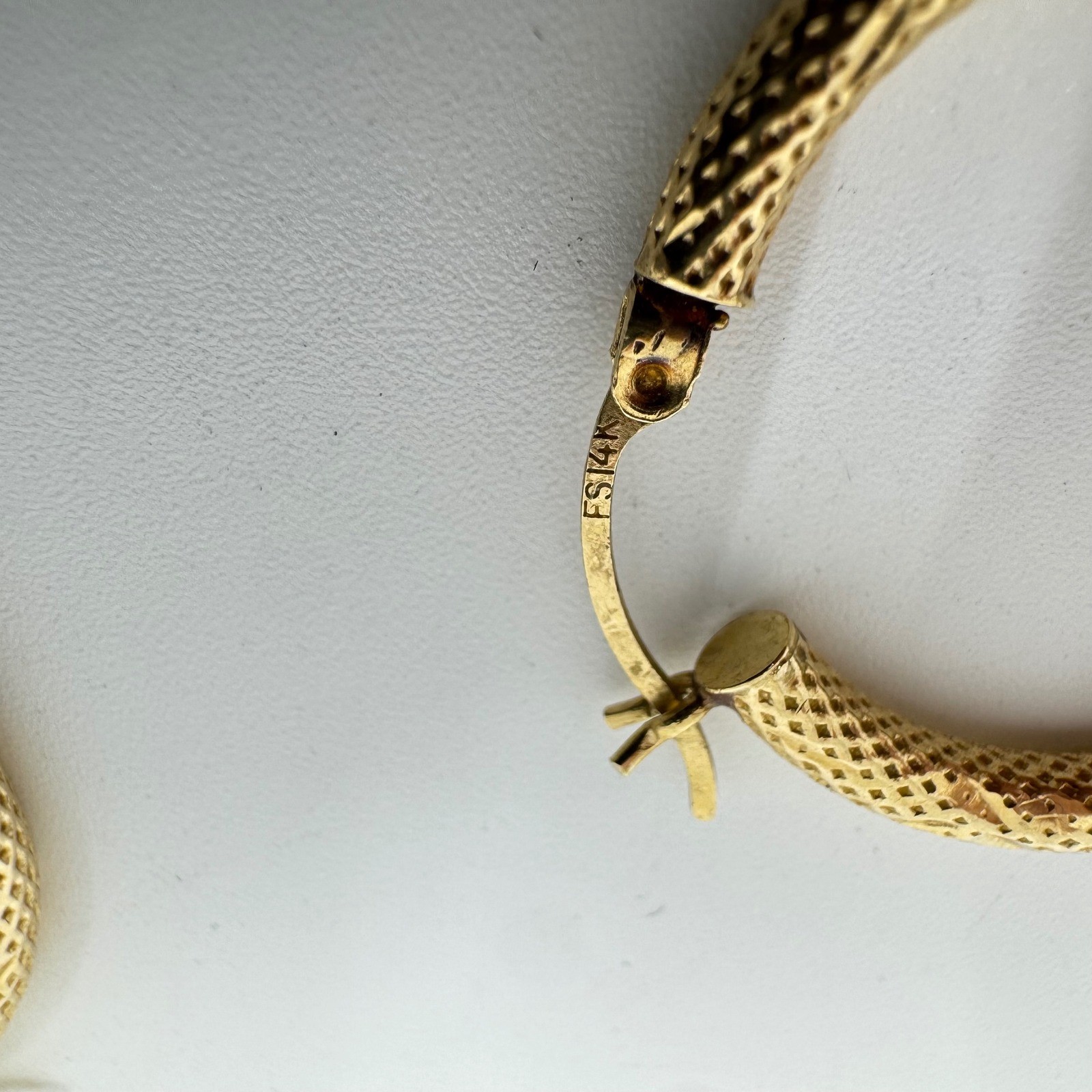 14k Yellow Gold Textured Diamond Cut Hoop Earrings 26mm Round Latch Back