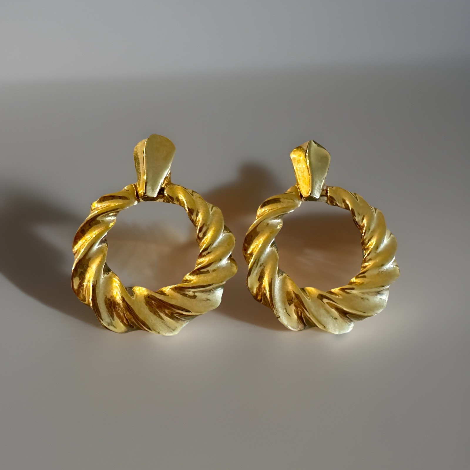 Vintage Gold Tone Door Knocker Dangle Drop Earrings Runway Statement Jewelry 80s