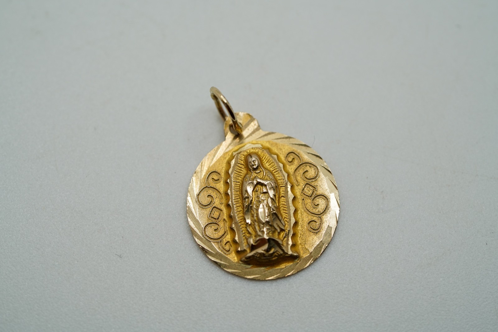 Vintage 14k Yellow Gold Virgin Mary Pendant Charm 1.7cm 1.51g
