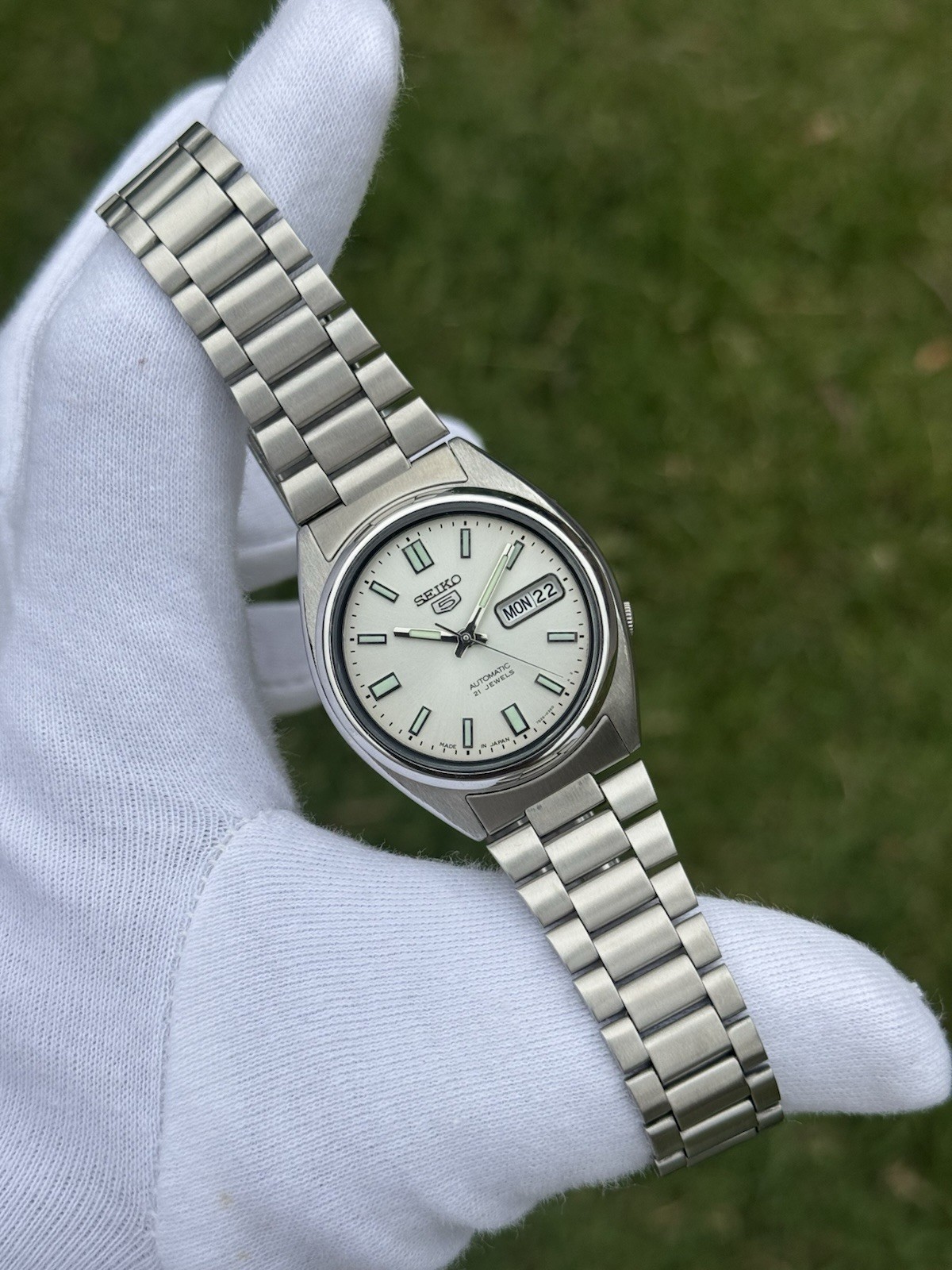 Vintage Seiko 5 Automatic 7S26 Mens Wrist Watch White Dial Day Date Japan 21J