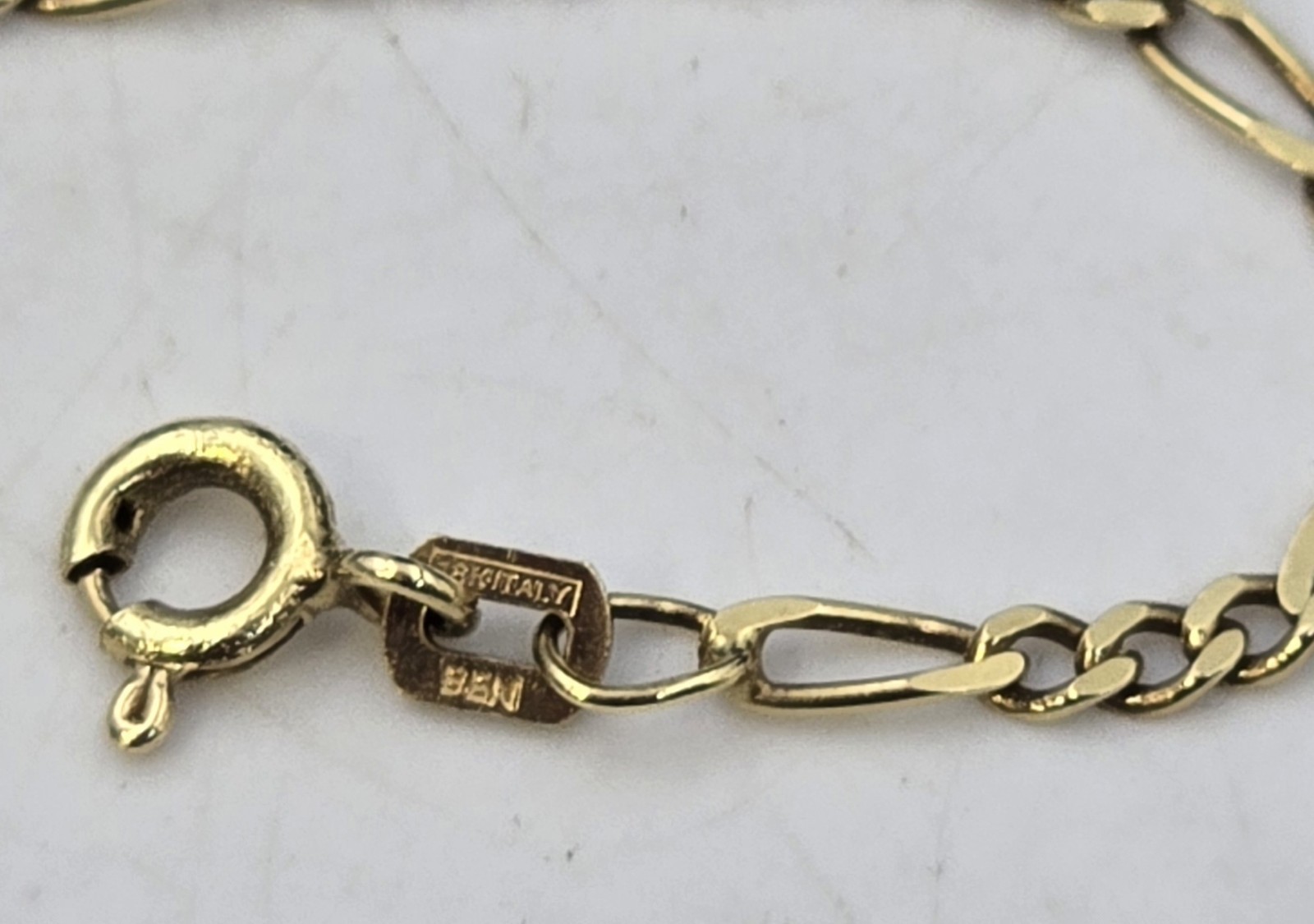 Extravagant 18K Yellow Gold 2mm Figaro 18″ Necklace 5.14g