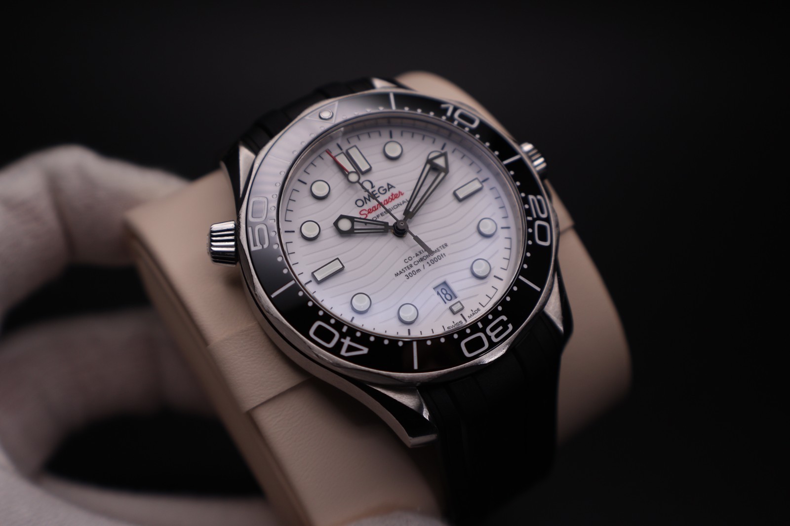 Omega Seamaster Diver 300m 42mm White Dial 210.32.42.20.04.001 Full Set