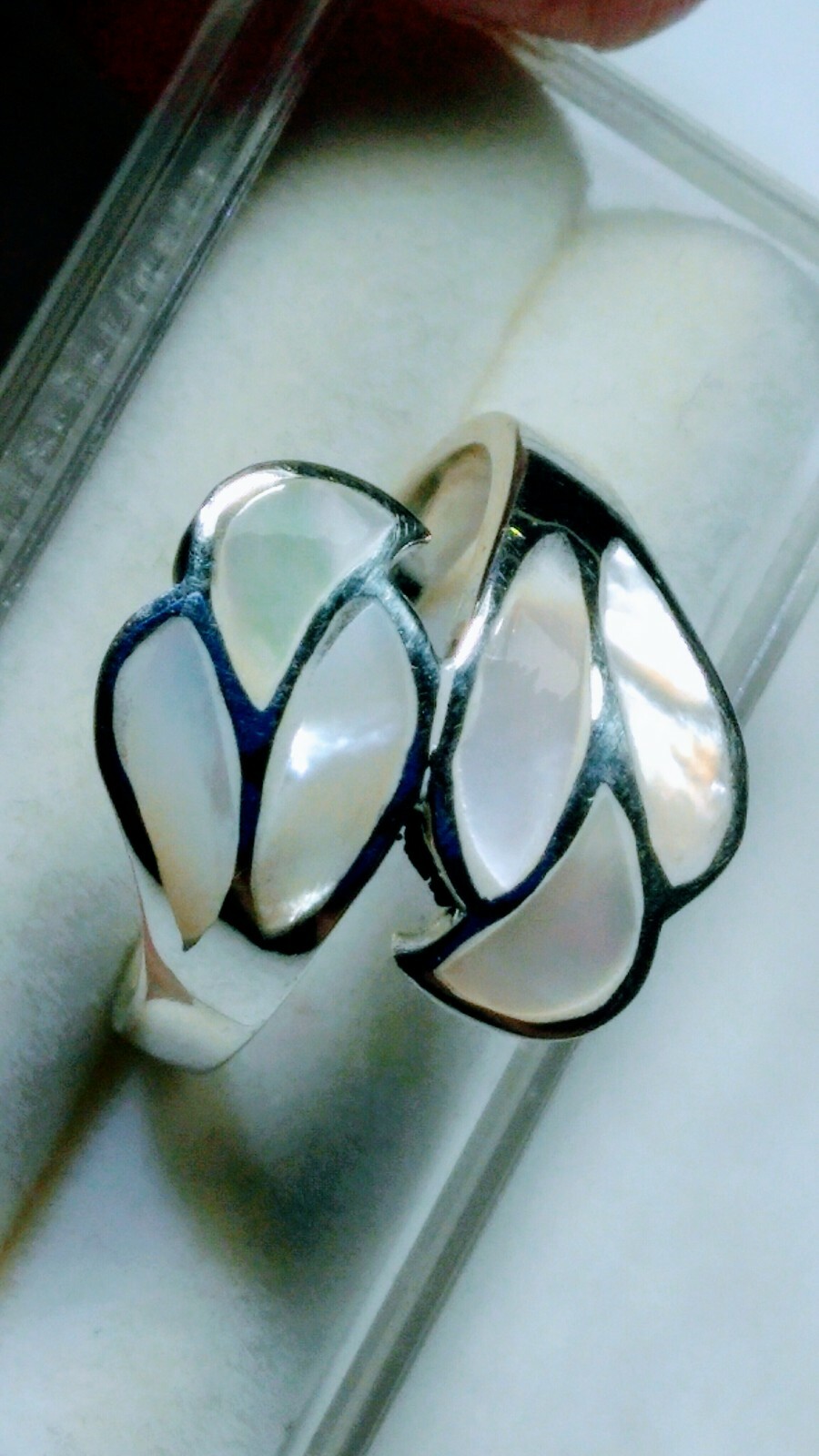 FETCHING STERLING SILVER .925 WITH MOP INLAYS DESIGNER RING IN SIZE 9.0-9.25