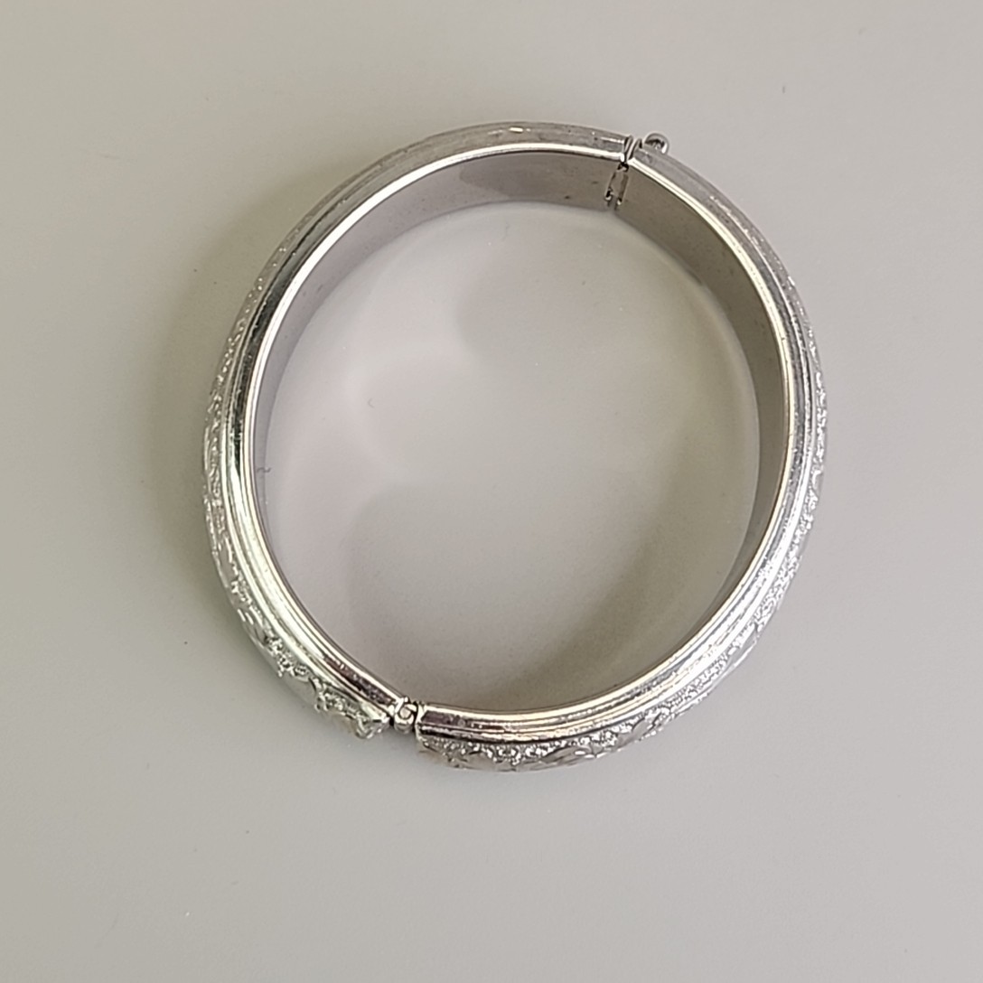 Vintage Etched Bangle Bracelet 14mm Hinged Puffy Silver Tone Push Lock 6.5″