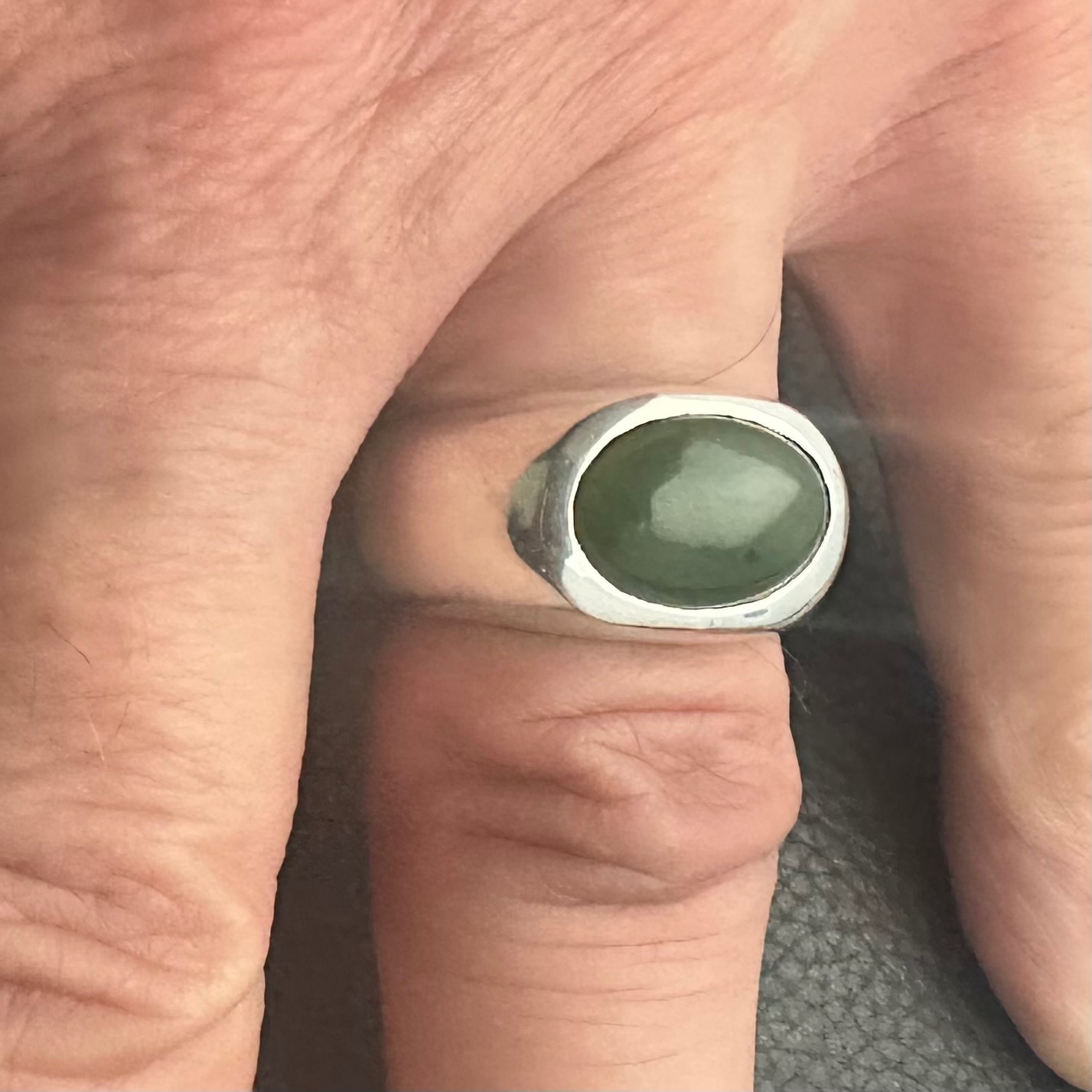 MJG STERLING SILVER MEN’S RING. 14 x 10mm OVAL GENUINE JADE. SZ 10. 18 GRAMS