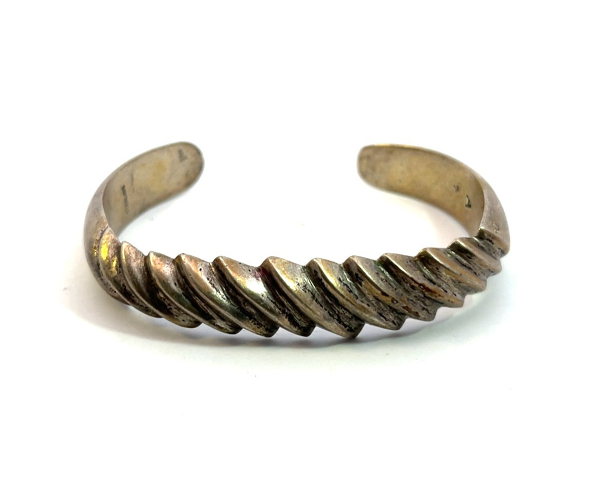Sterling Silver Cuff Bracelet Open Hinge 6.25in 46g – V010
