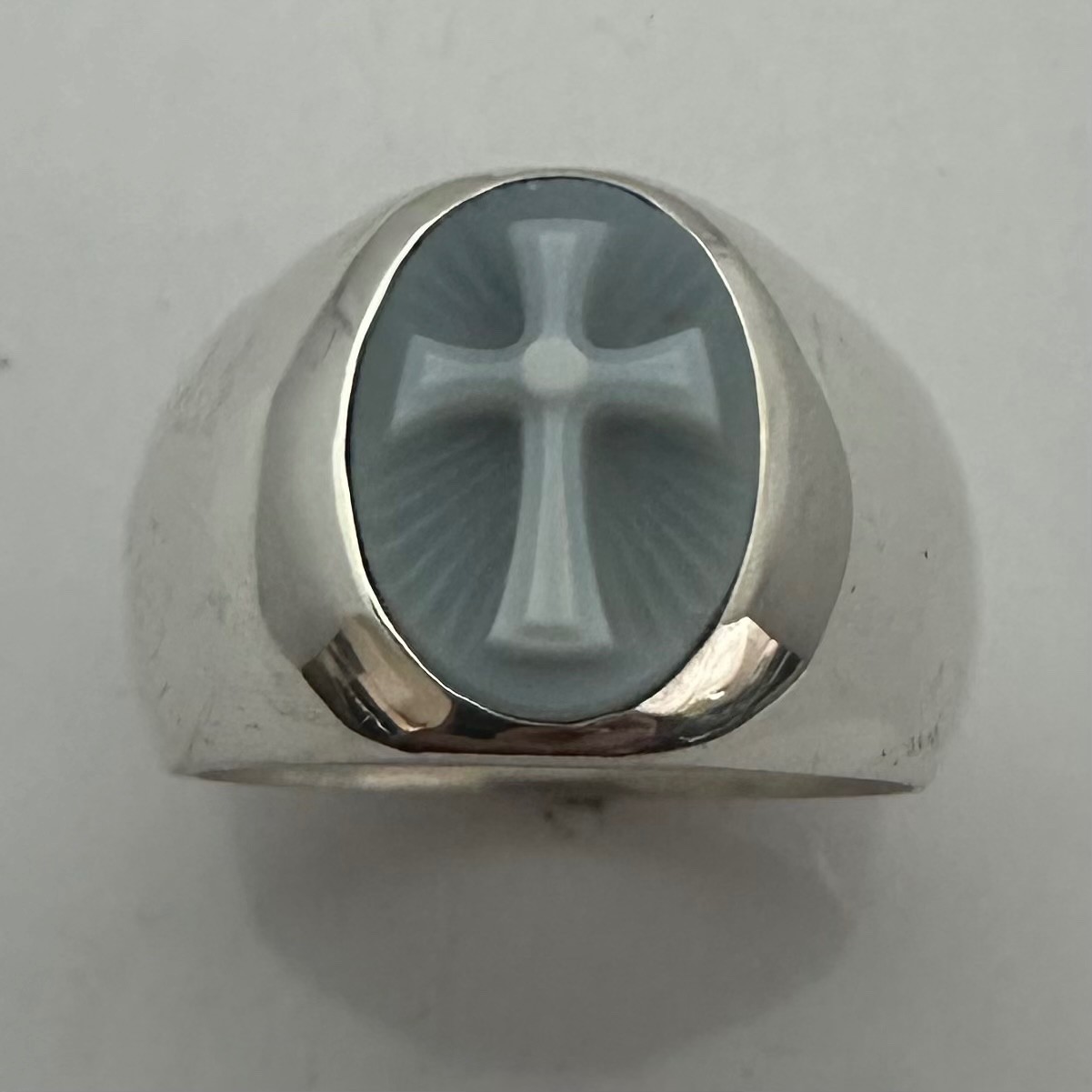MJG STERLING SILVER RING. 14 x 10MM AGATE INTAGLIO CHRISTIAN CROSS. SZ 9 3/4