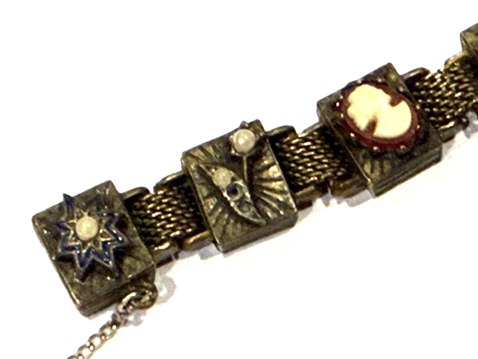 ESTRUSCAN SLIDE CHARM CAMEO FAUX PEARL GREEN MESH GOLD 7″ BRACELET SAFETY CLASP