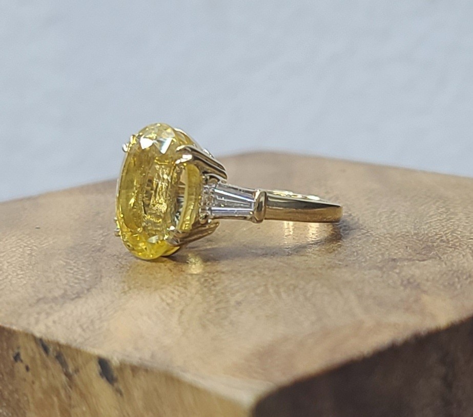 Vintage 14k Yellow gold Engagement ring 11.70ct Natural Oval Yellow Sapphire GIA