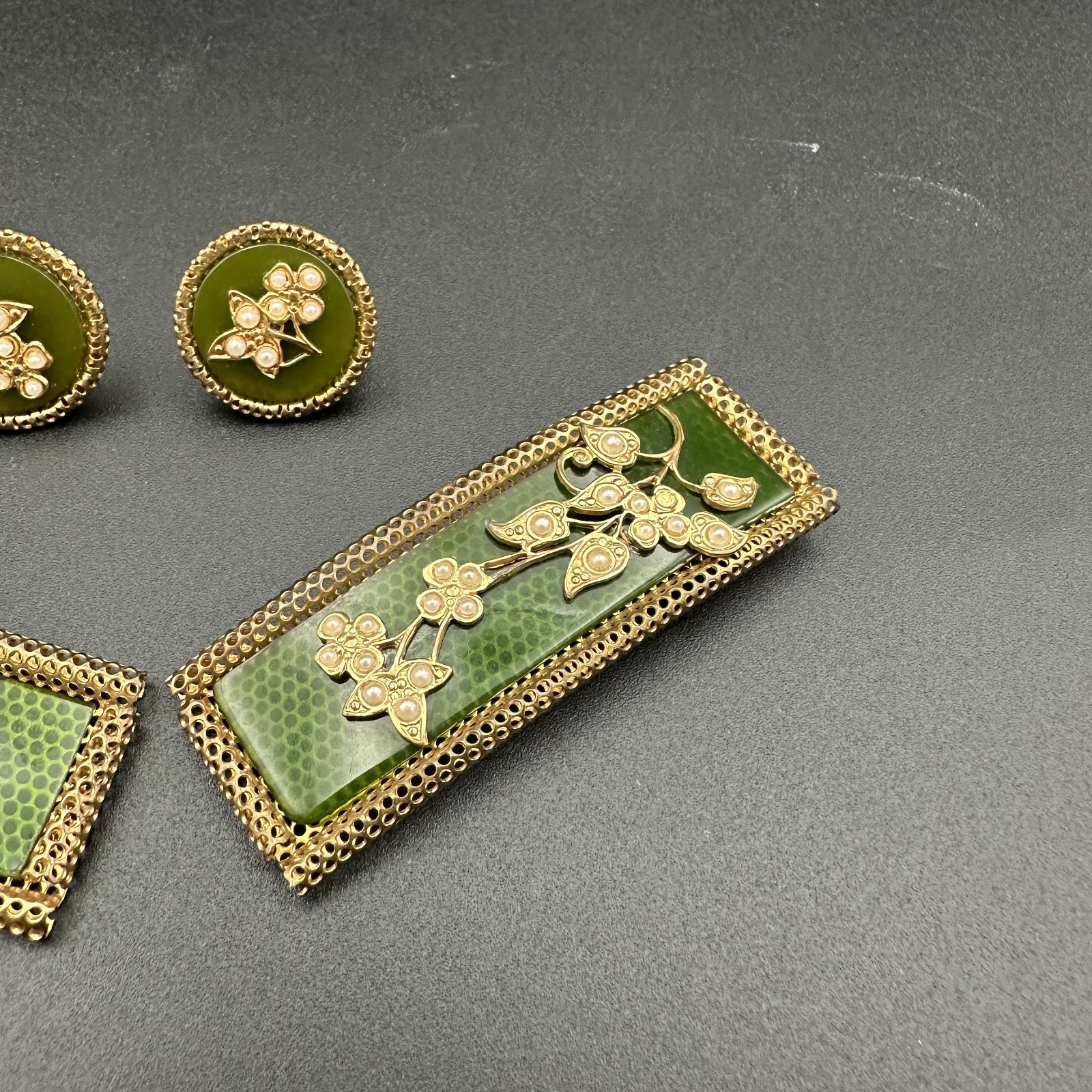 Vintage Green Lucite Gold-tone Faux Pearl Scarf Tie Dress Clip Brooch & Earrings