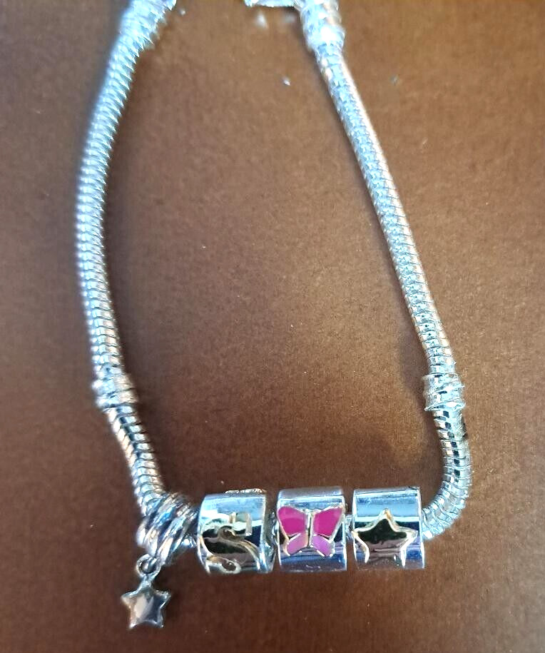 ESTATE FIND – IN THE STYLE OF PANDORA WITH 4 CHARMS – APPROX. 7″