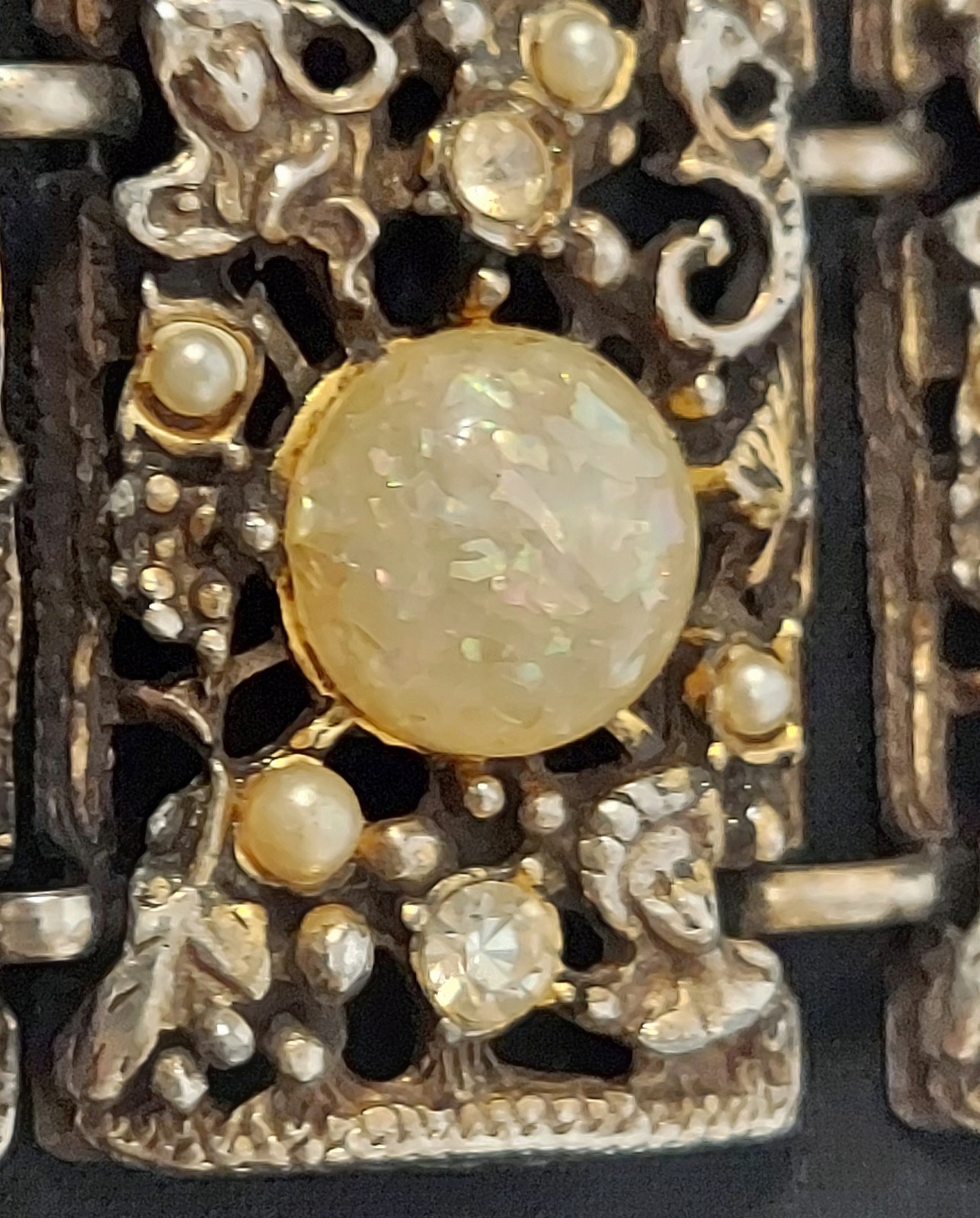 Selro MCM Lucite Confetti Cabochons Faux Opal Pearl Rhinestone 3.7 oz 7 1/4″x2″