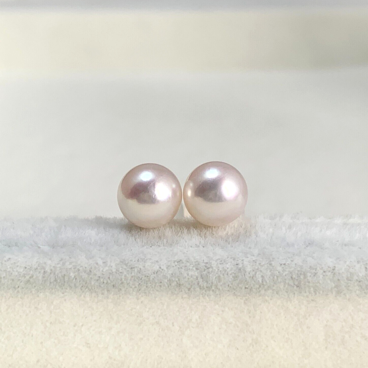 6.0mm Round Whitie with rose Akoya pearl stud earrings 10Kt solid yellow gold