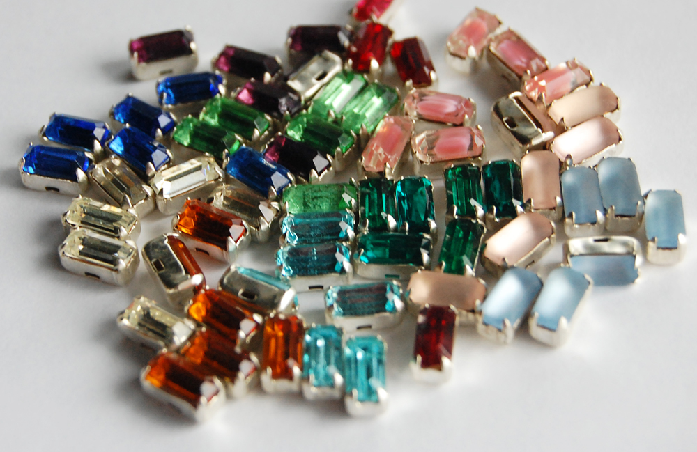 VINTAGE GLASS SEW ON EMBELLISHMENT OCTAGON GEM BEADS 4X8mm • ASSORTED COLORS
