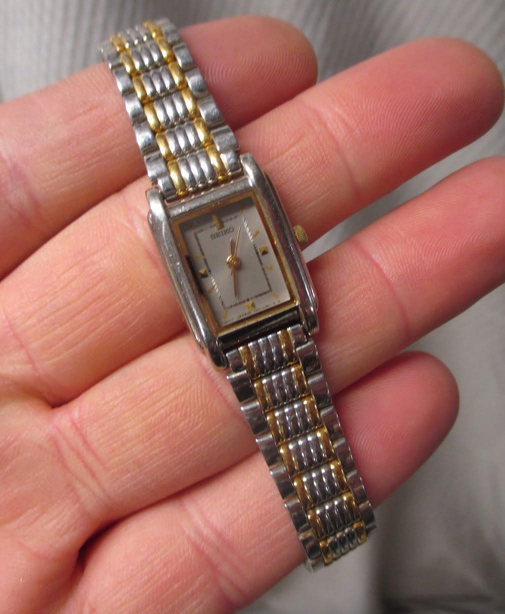 Vintage Seiko V401-5560 Quartz Women’s Gold Silver Square Watch