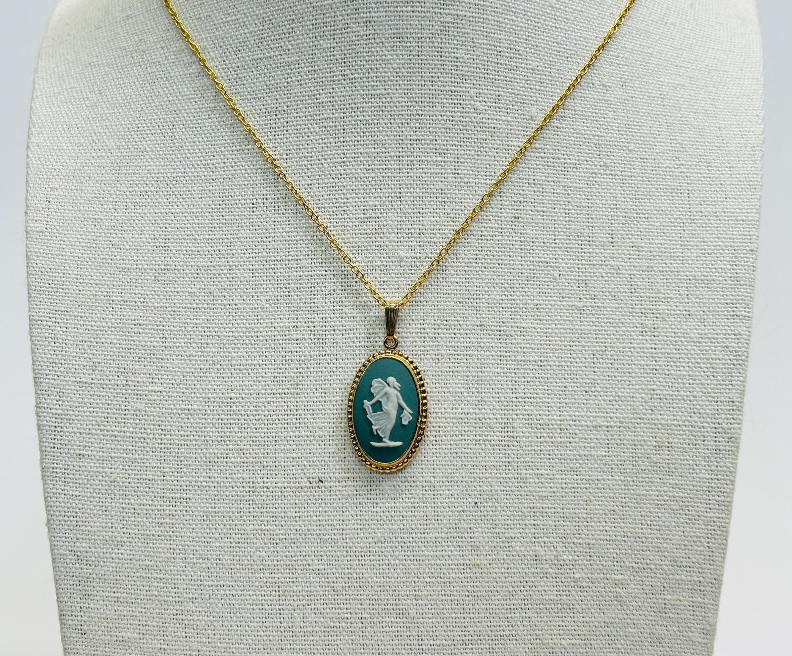 Vintage Wedgwood Oval Cameo Pendant Necklace Green Jasperware Floral Girls