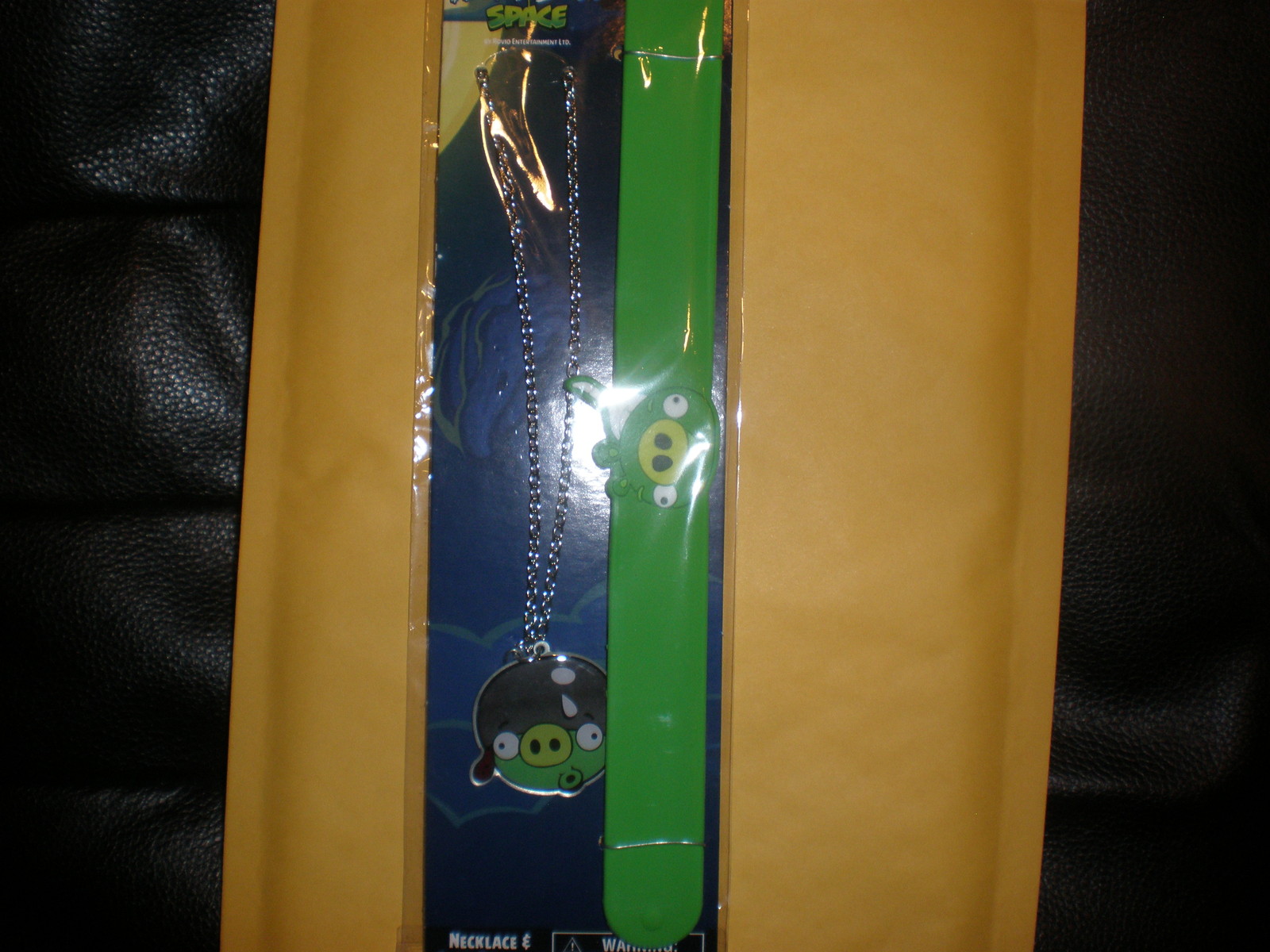 ANGRY BIRDS NECKLACE & SLAP BRACELET SET NEW IN PACKAGE