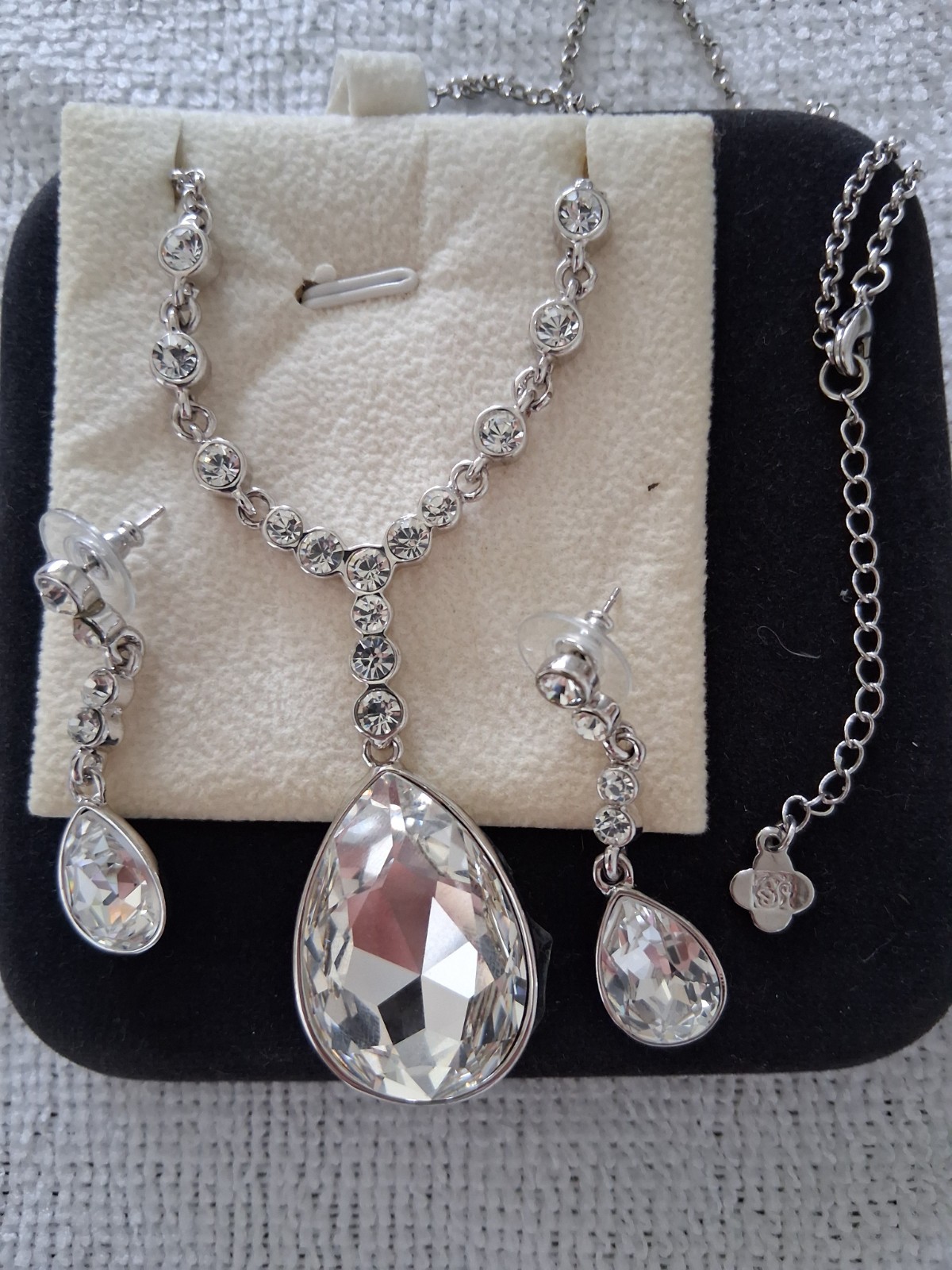 Qianse – new – without tags – elegant fashion necklace and earings