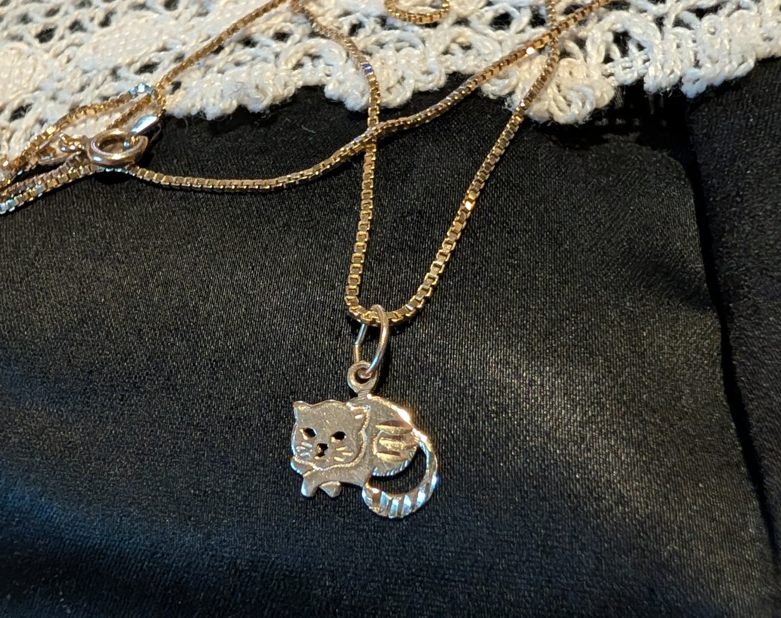 14k Yellow Gold Sleeping Cat Charm Necklace Pendant ~ 0.5g 19″ Chain