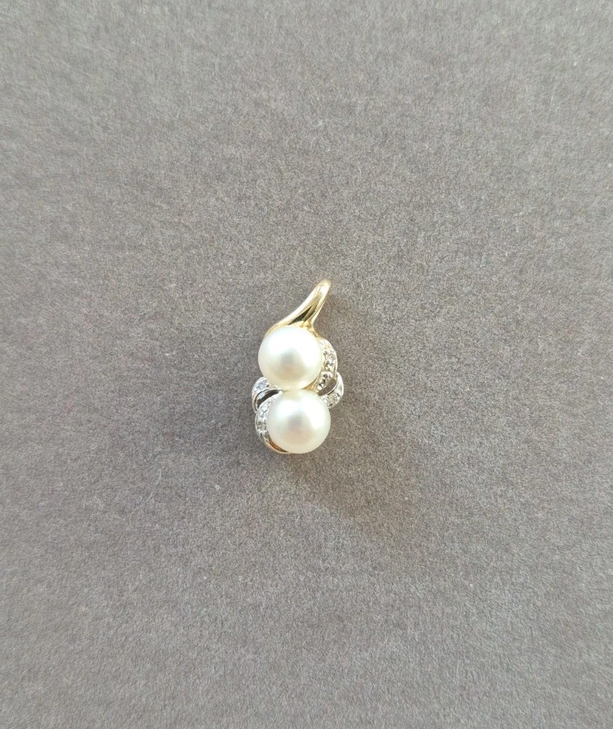 Beautiful 14k yellow gold cultured Pearl diamond chip pendant 2 gram