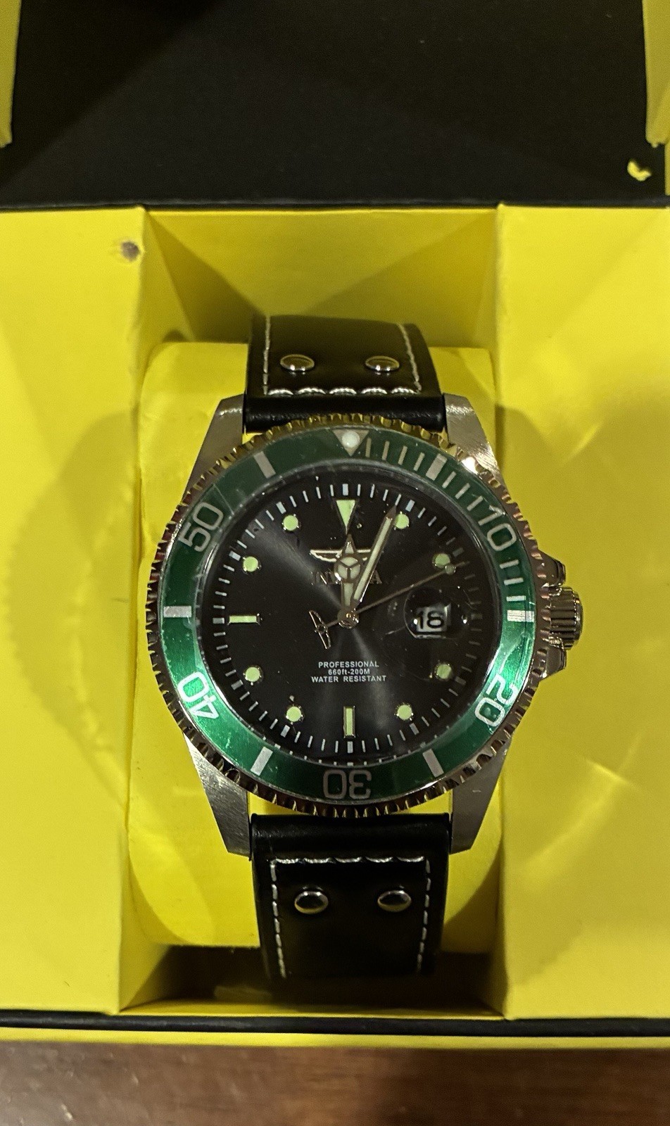 Invicta Pro Diver Men’s Quartz Date 48-51.9mm Green Bezel Black Dial Leather Box