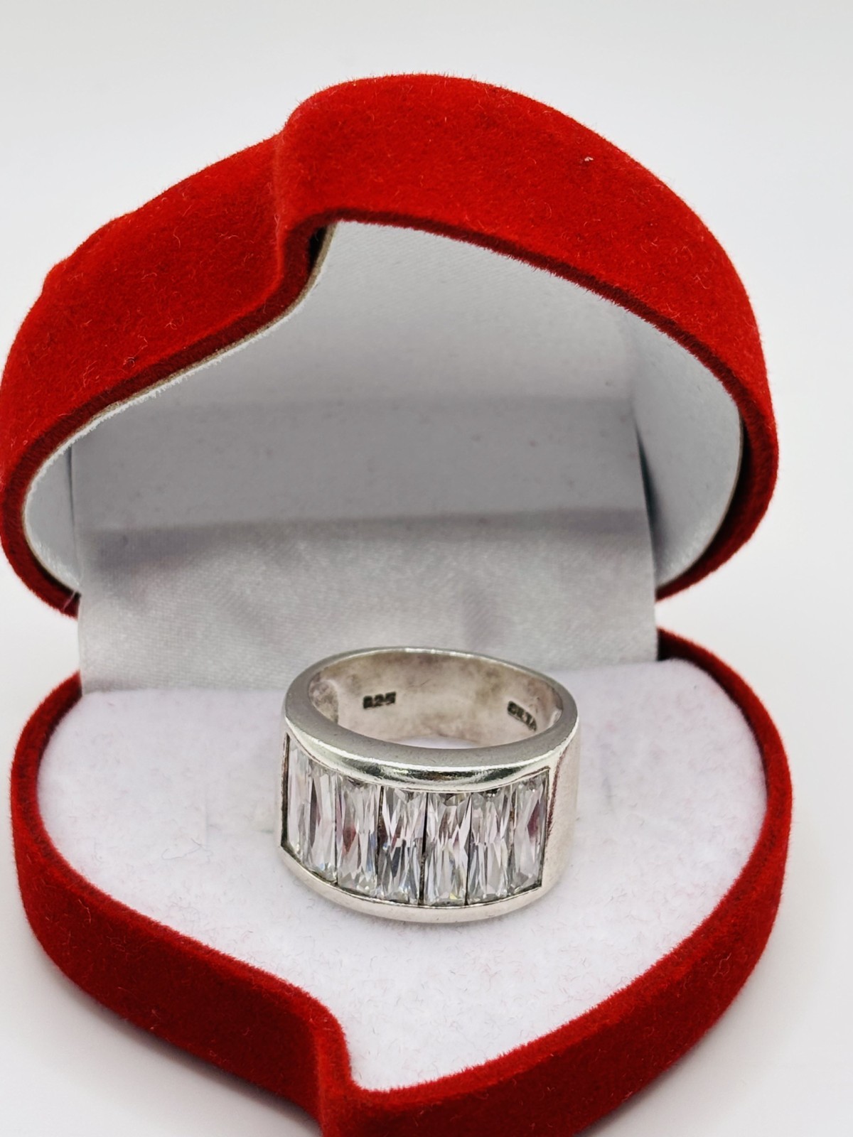 925 silver ring 8.8grams cz stones size 8