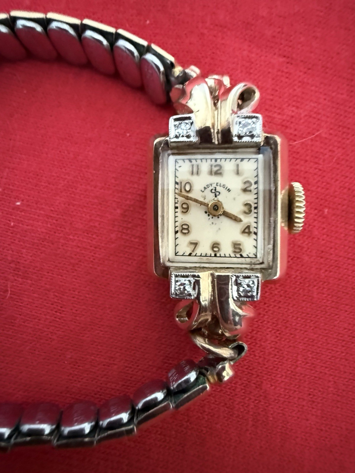 Rare Vintage Lady’s Elgin Watch. 14k Gold Case W/4 Diamonds. Runs Great!