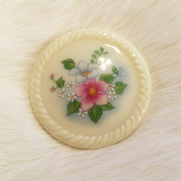 Vintage Avon Flower Brooch Round Pastel Bouquet Signed Cottagecore Fairy 2828