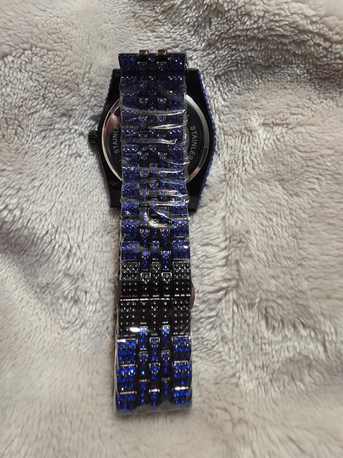 Analog 12-Hour Blue Dial Wristwatch Fixed Blue Bezel Black Case Metal Bracelet