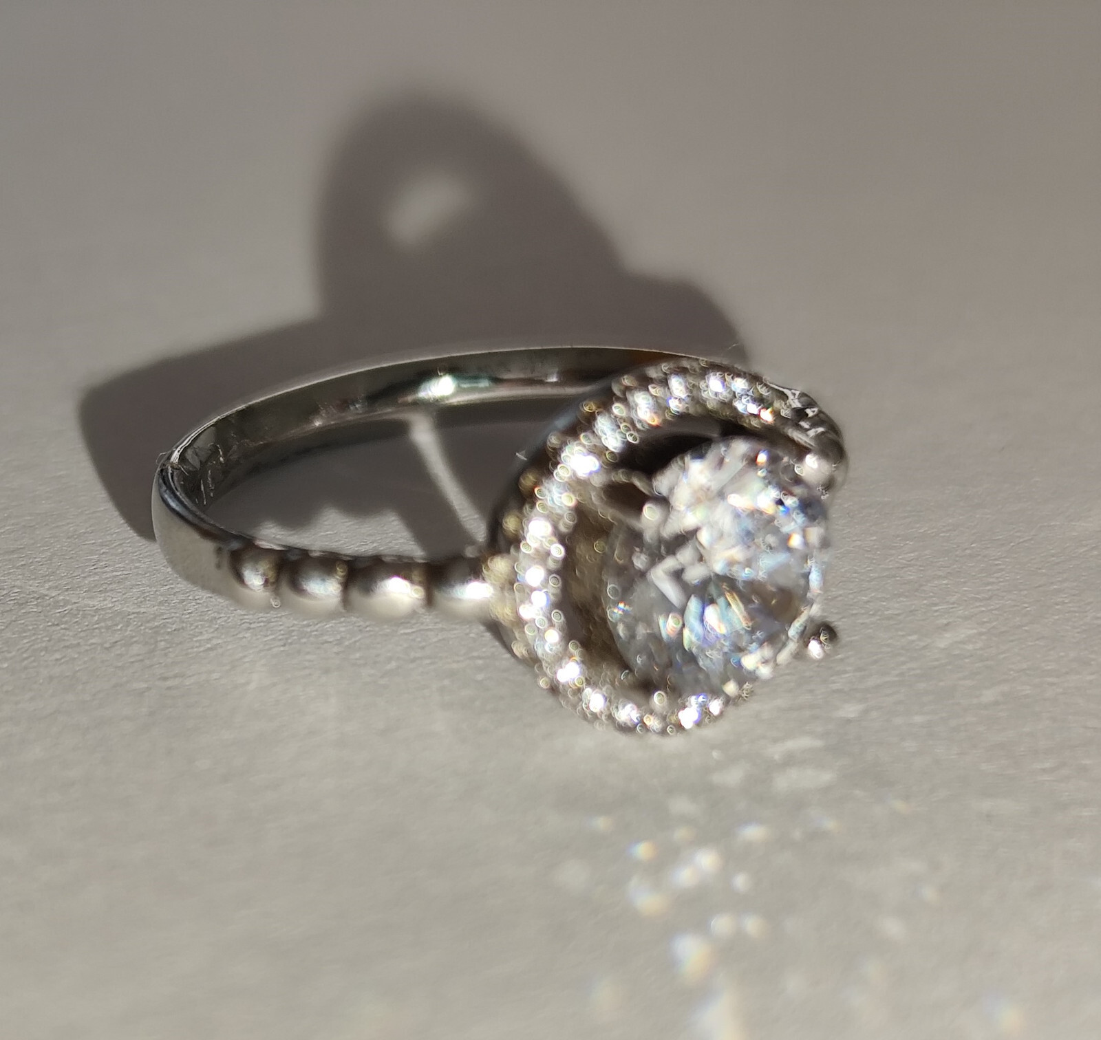 Silver ring size 52 with sparkling crystal in brilliant cut mint condition