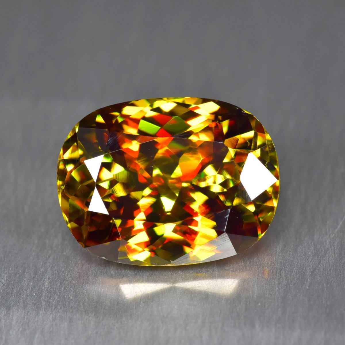5.69Ct Oval Cut_Fair 100% Natural Multi color With Red Flash Titanite Sphene