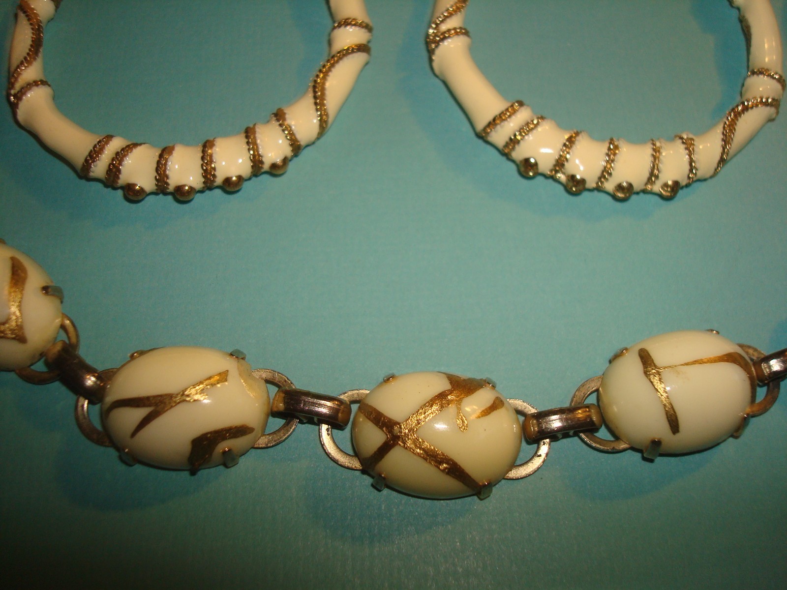 VINTAGE, SET NECKLACE & POST HOOP LARGE EARRINGS CREAM/BEIGE GOLD ACCENT PERFECT