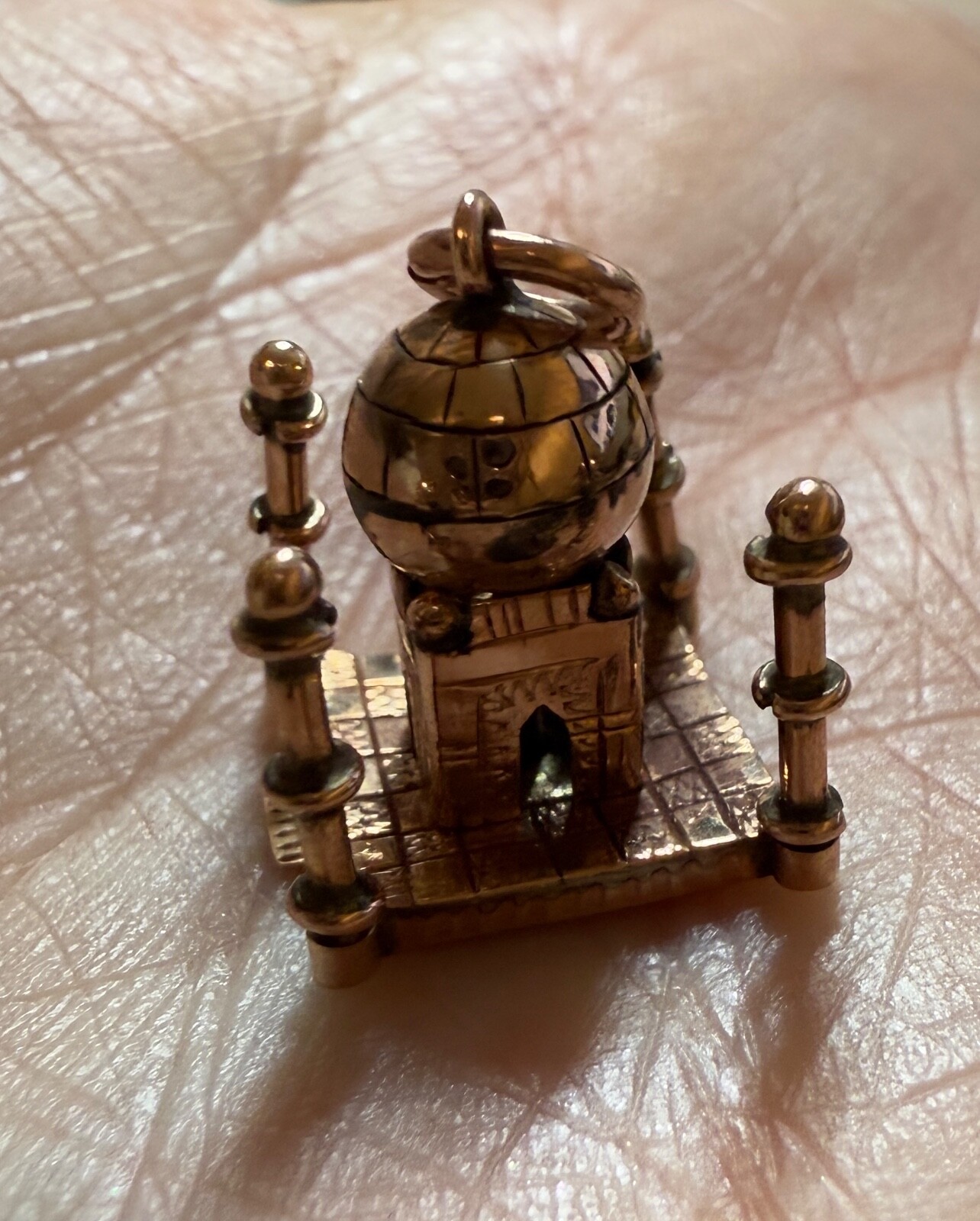 Rare Vintage 9ct Rose Gold charm of Taj Mahal Hallmarked 2.31 grams.