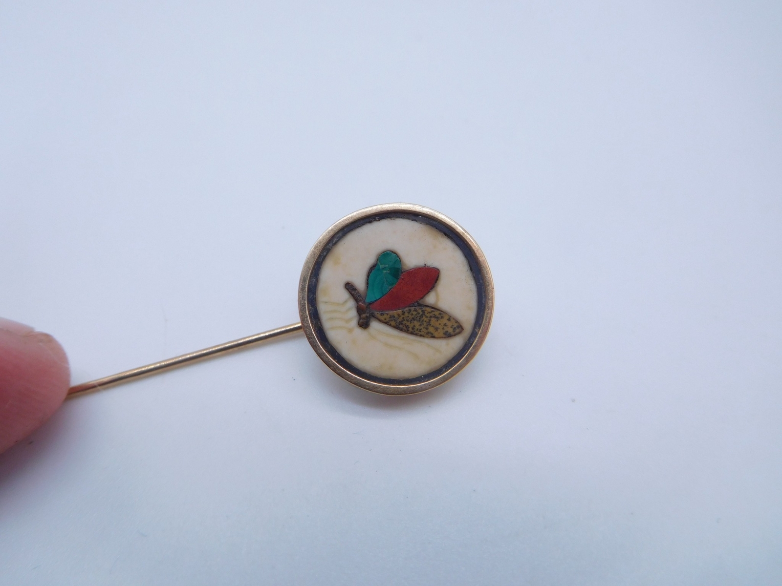LOVELY VICTORIAN 10K GOLD PIETRA DURA BUTTERFLY BUG HAT STICK PIN