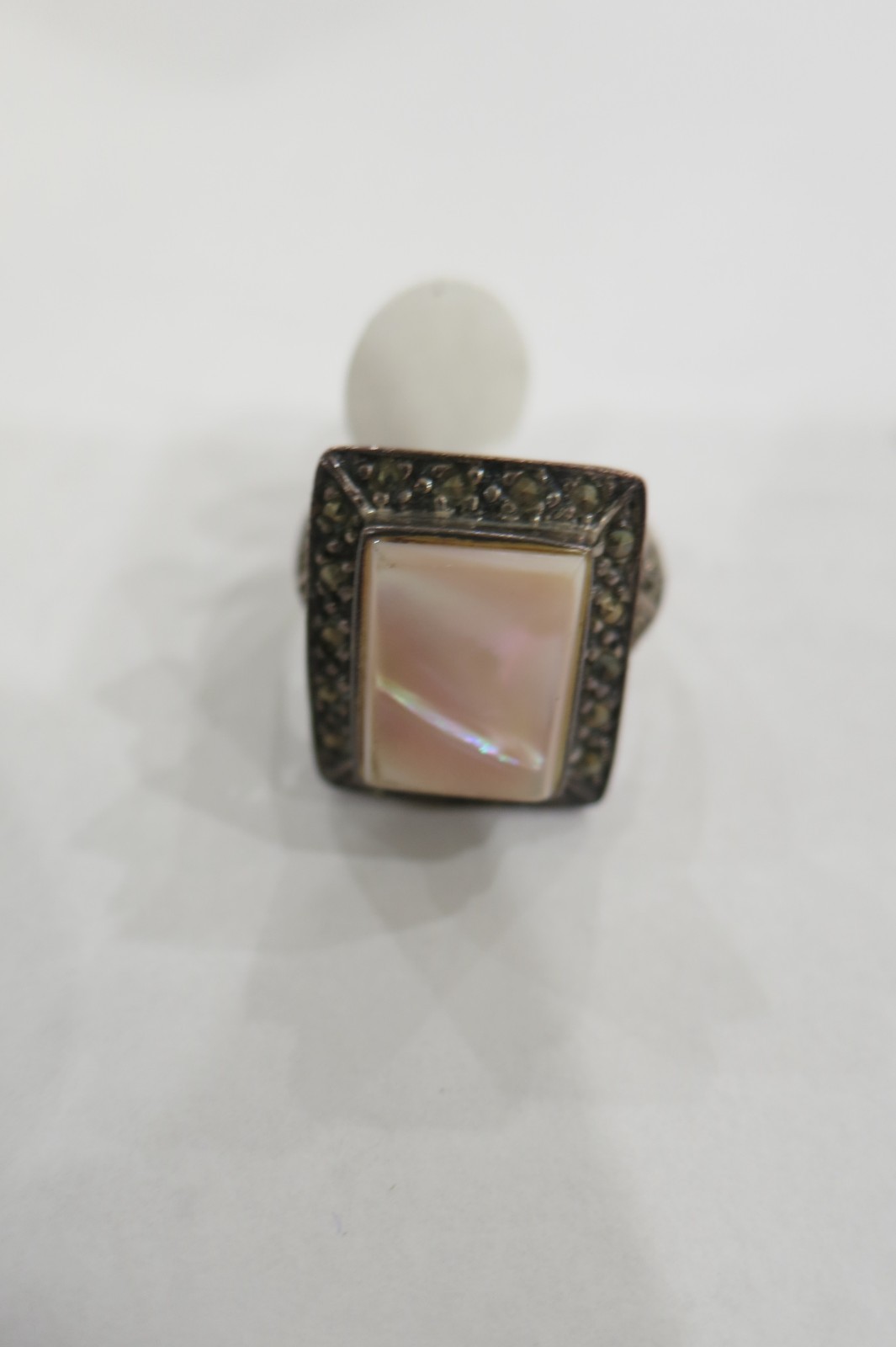 VINTAGE STERLING 925 WHITE ONYX & MARCASITE RING SIZE 6.25 6.7 GR