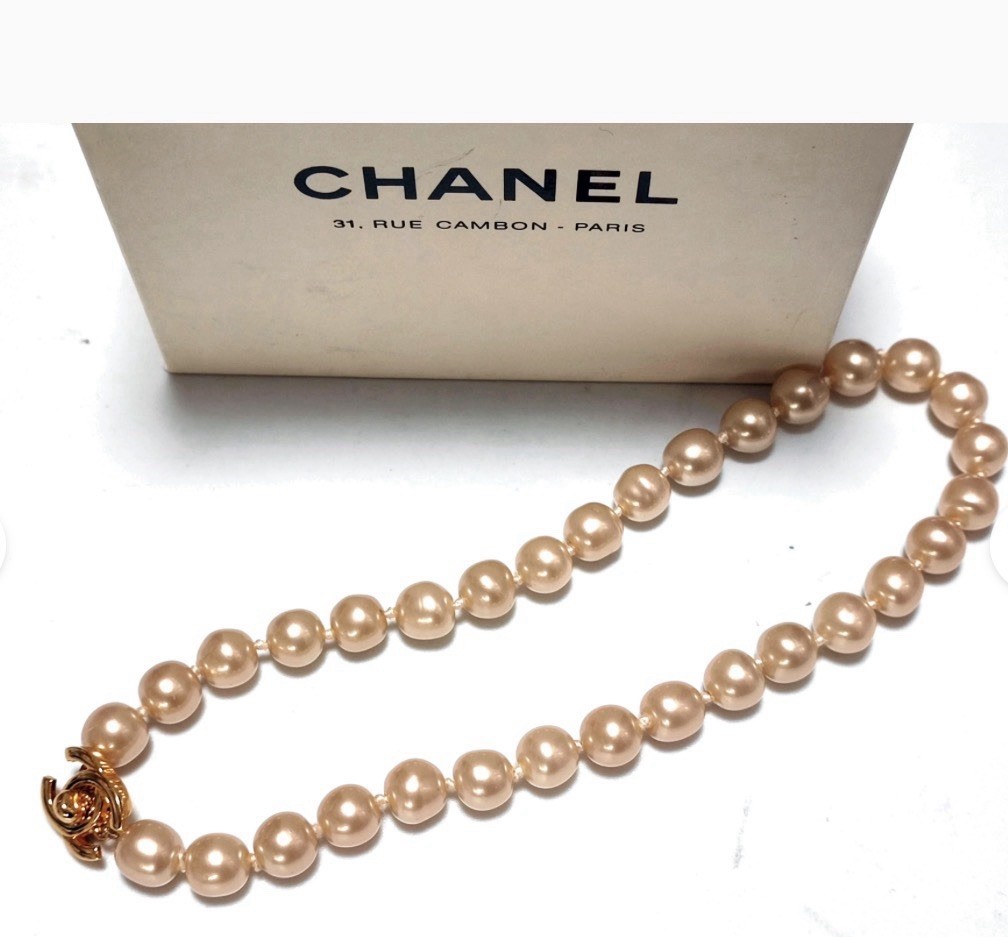 Vintage CHANEL Classic Flap Turn-Lock CC Logo Choker Faux Pearl Necklace