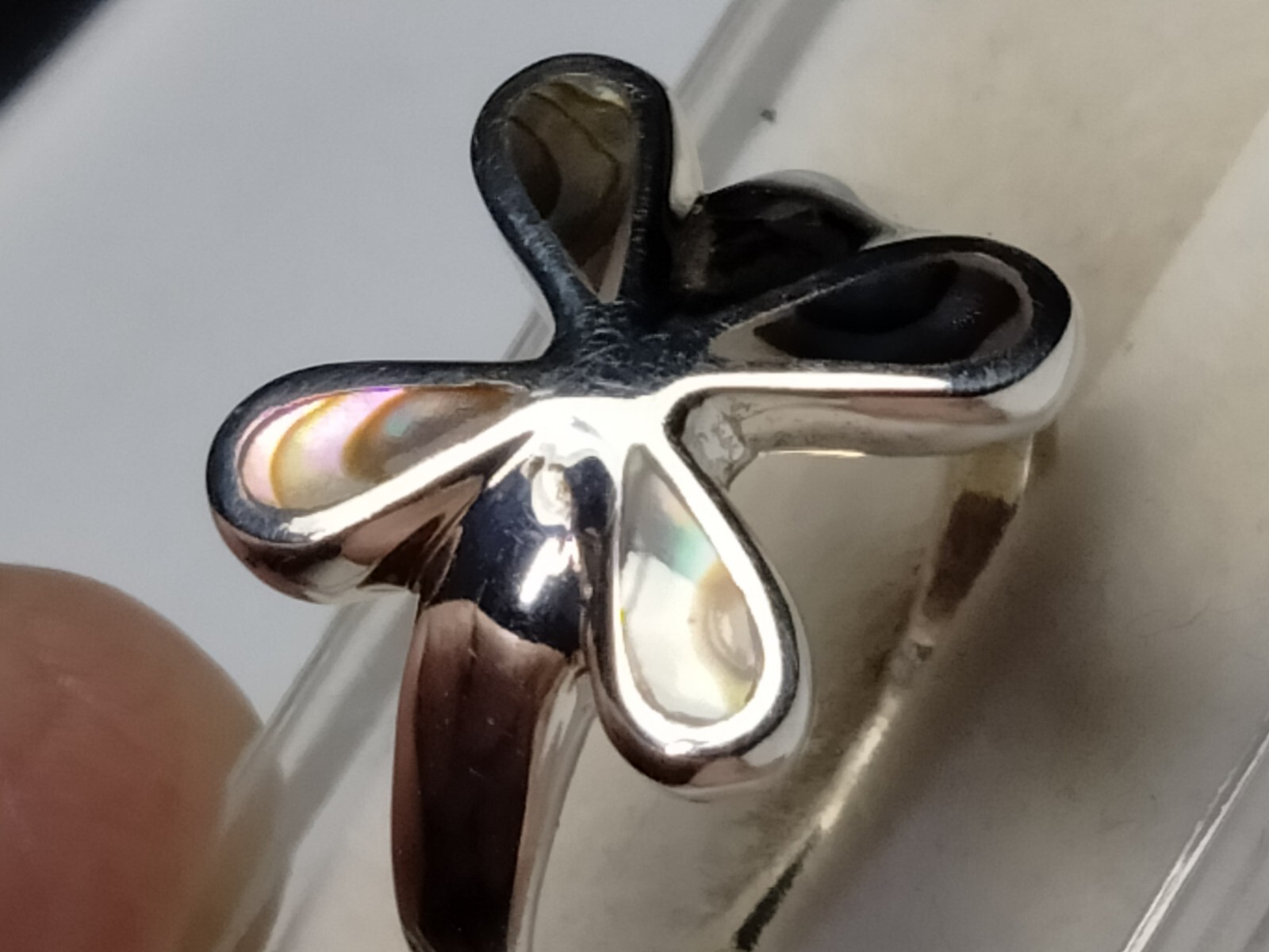 LOVELY ABALONE SHELL INLAYS IN TRENDY STERLING SILVER.925 RING SIZE 8.75-9.0!