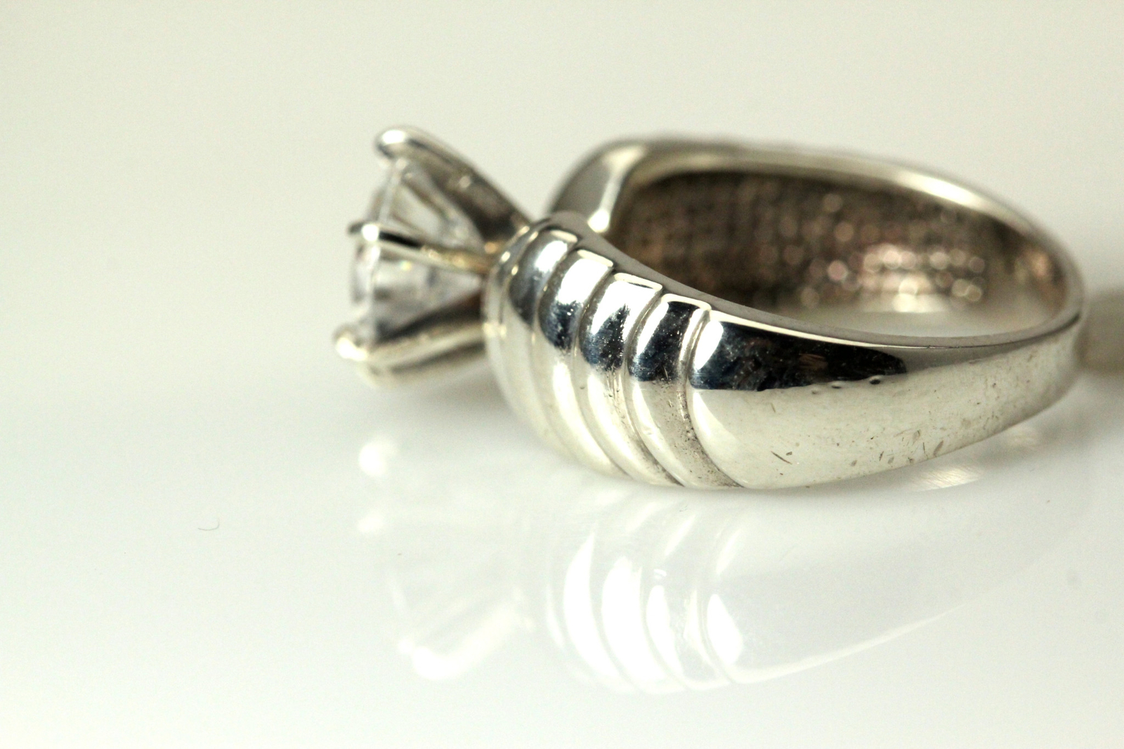 925 Sterling Silver Size 7 Ribbed Band w/ Cubic Zirconia’s Ring 6.2 G (RIN6658)