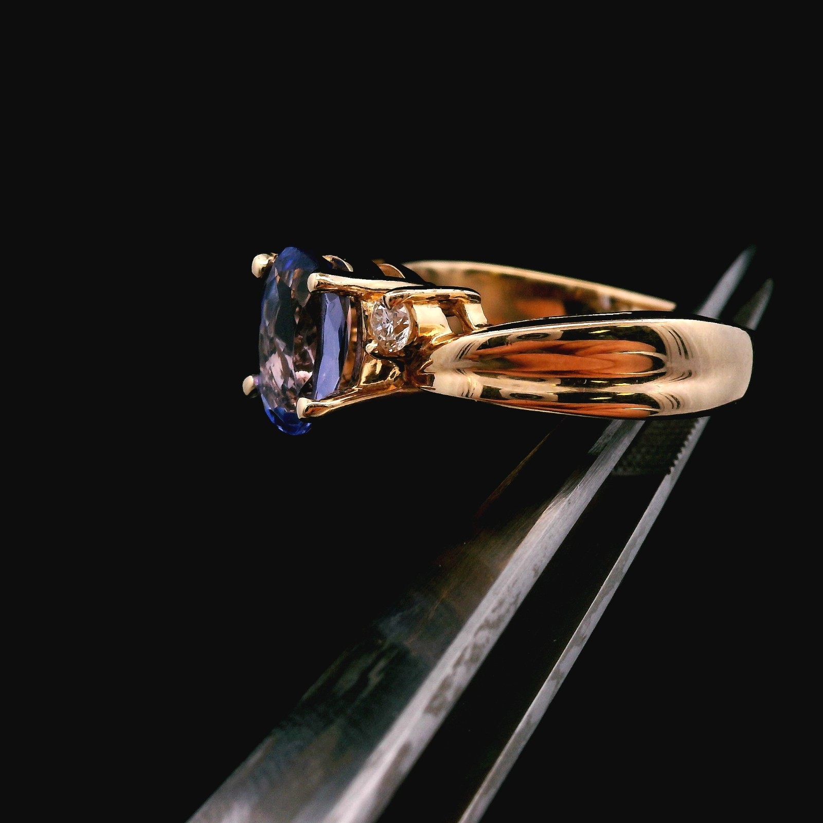 14KT Yellow Gold Ring 4.0dwt Tanzanite 1.35ct & 1/10cttw Diamonds Sz 8.5