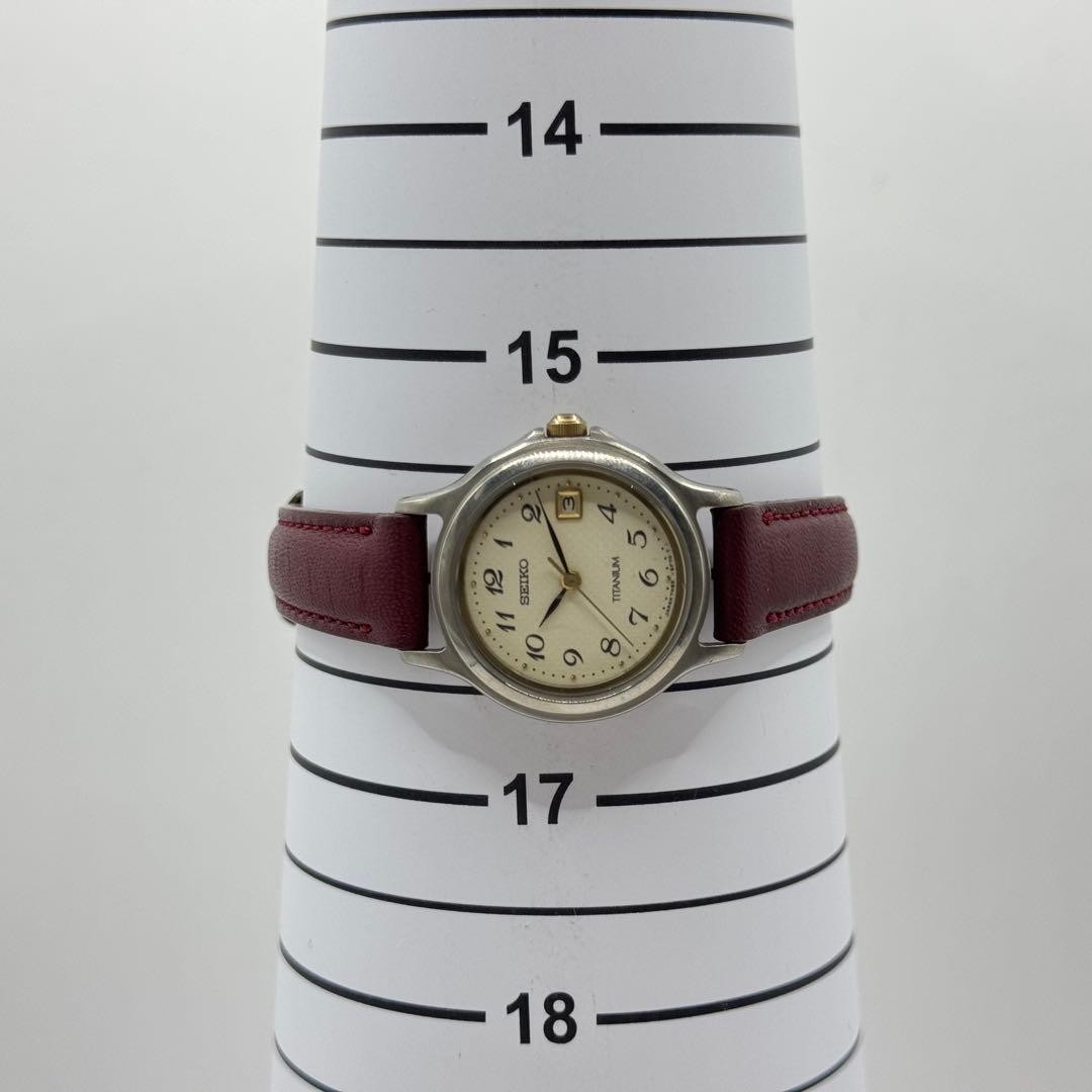 Excellent condition, fully functional SEIKO titanium quartz wristwatch with new