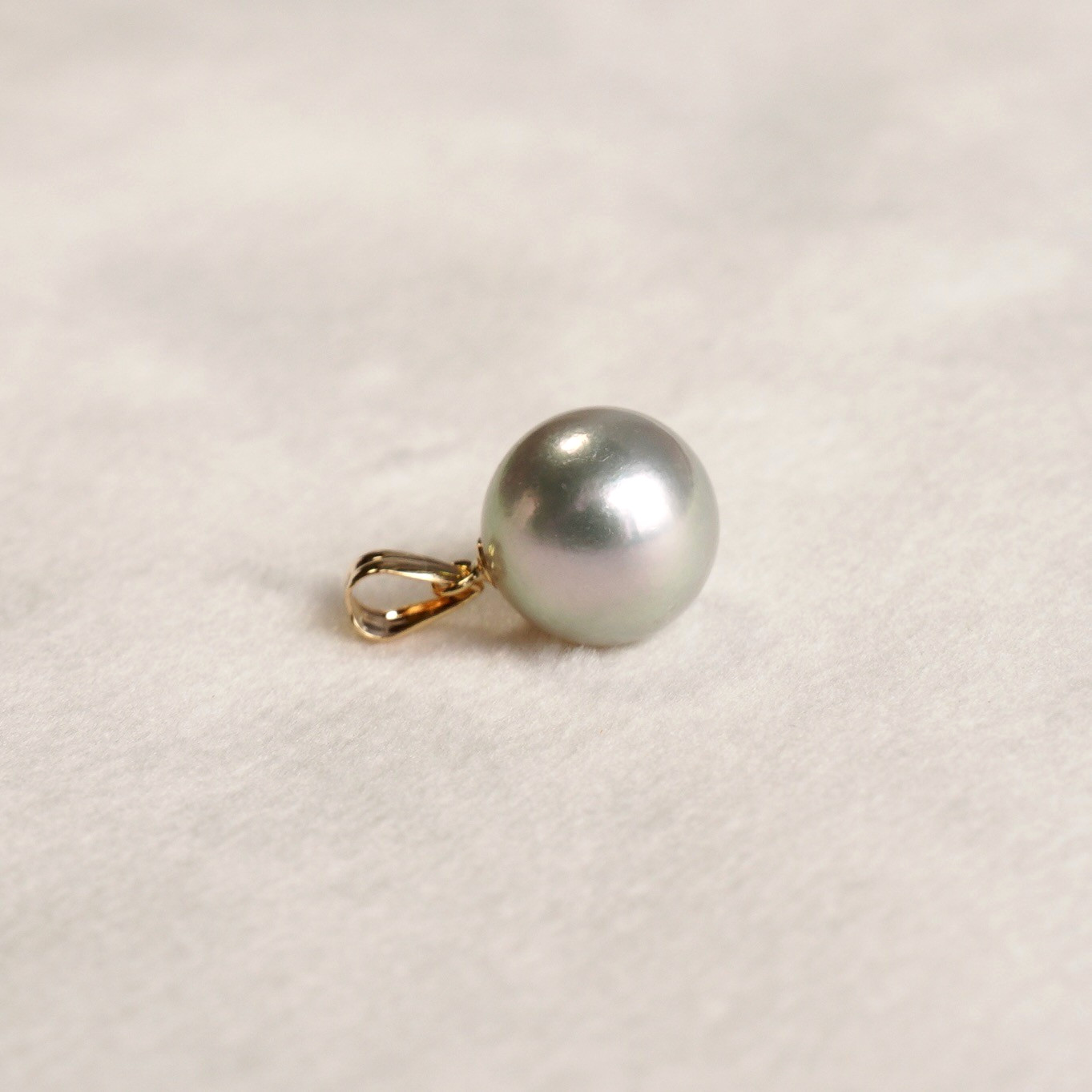High Luster 8.7mm Round Silver-Rose Japanese Akoya Pearl Pendant 18K Yellow Gold