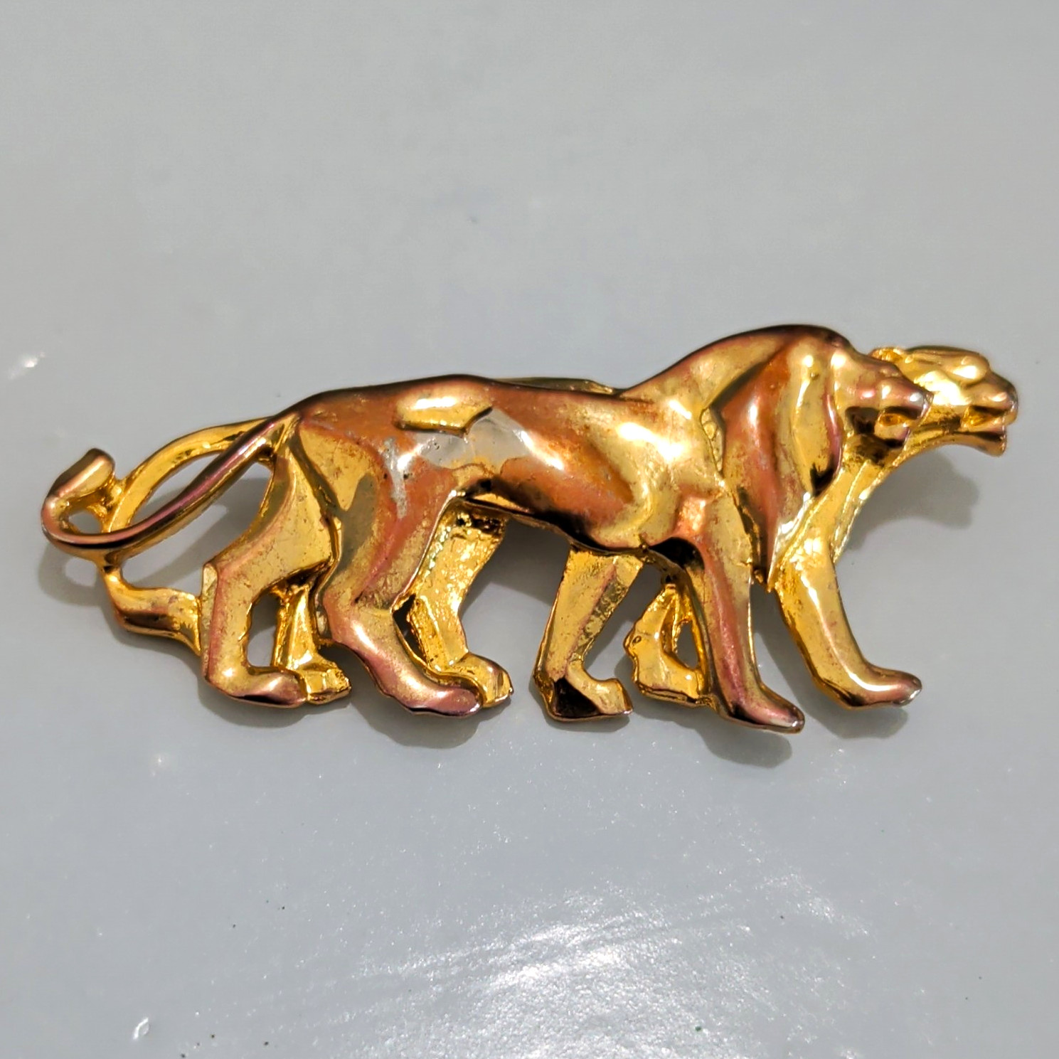 Gold Tone Textured Leopard Animal Metal Brooch Pin, No Stones