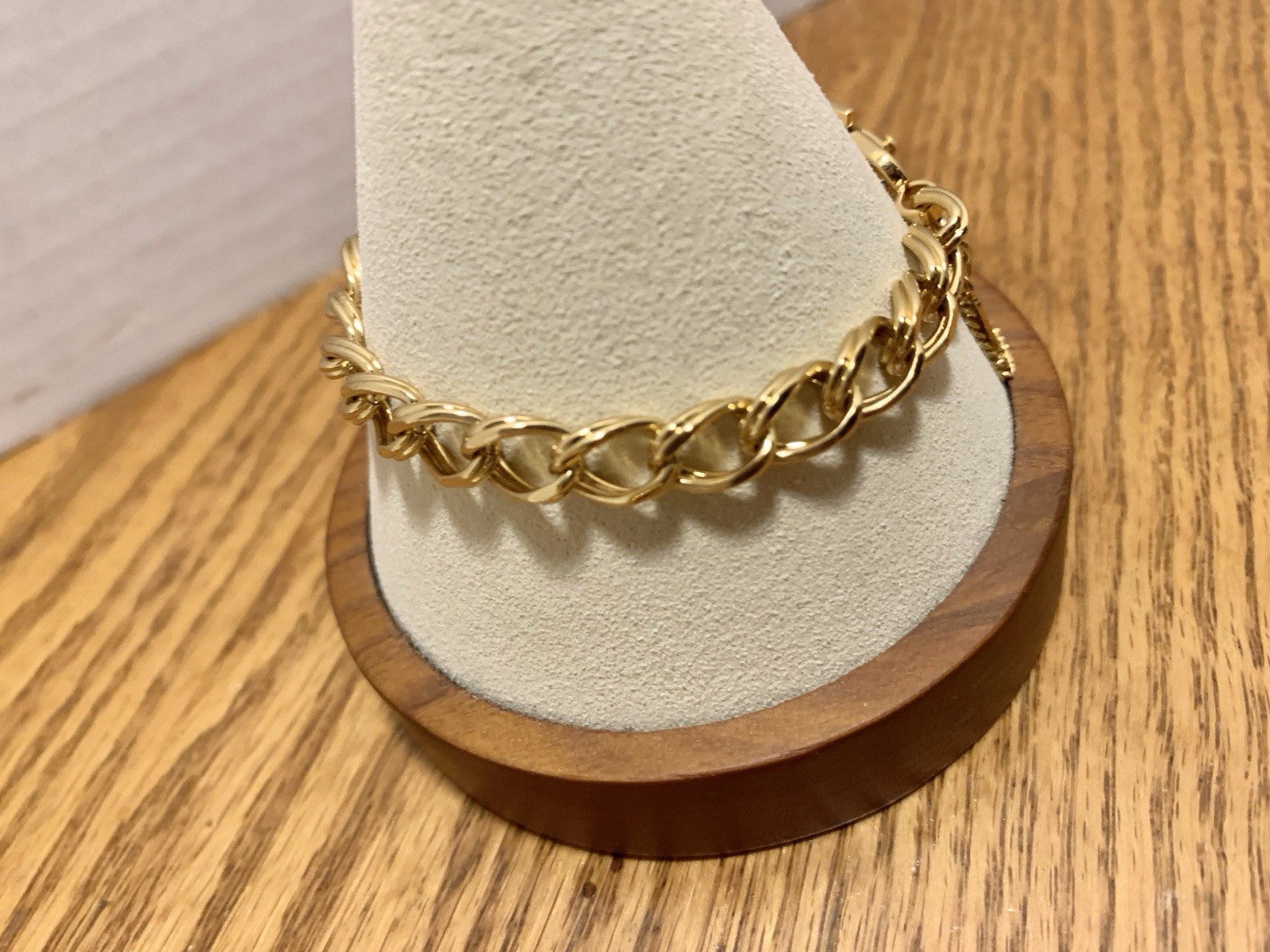 Stunning Monet Vintage Gold Tone Link Chain Bracelet With Safety Chain