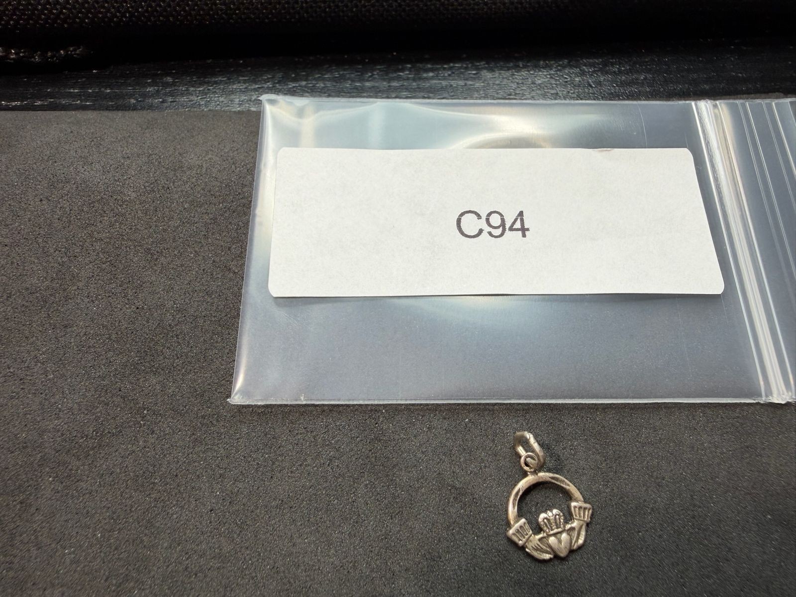 0.57g Vintage Sterling Silver 925 Claddagh Heart Crown Hands Pendant M